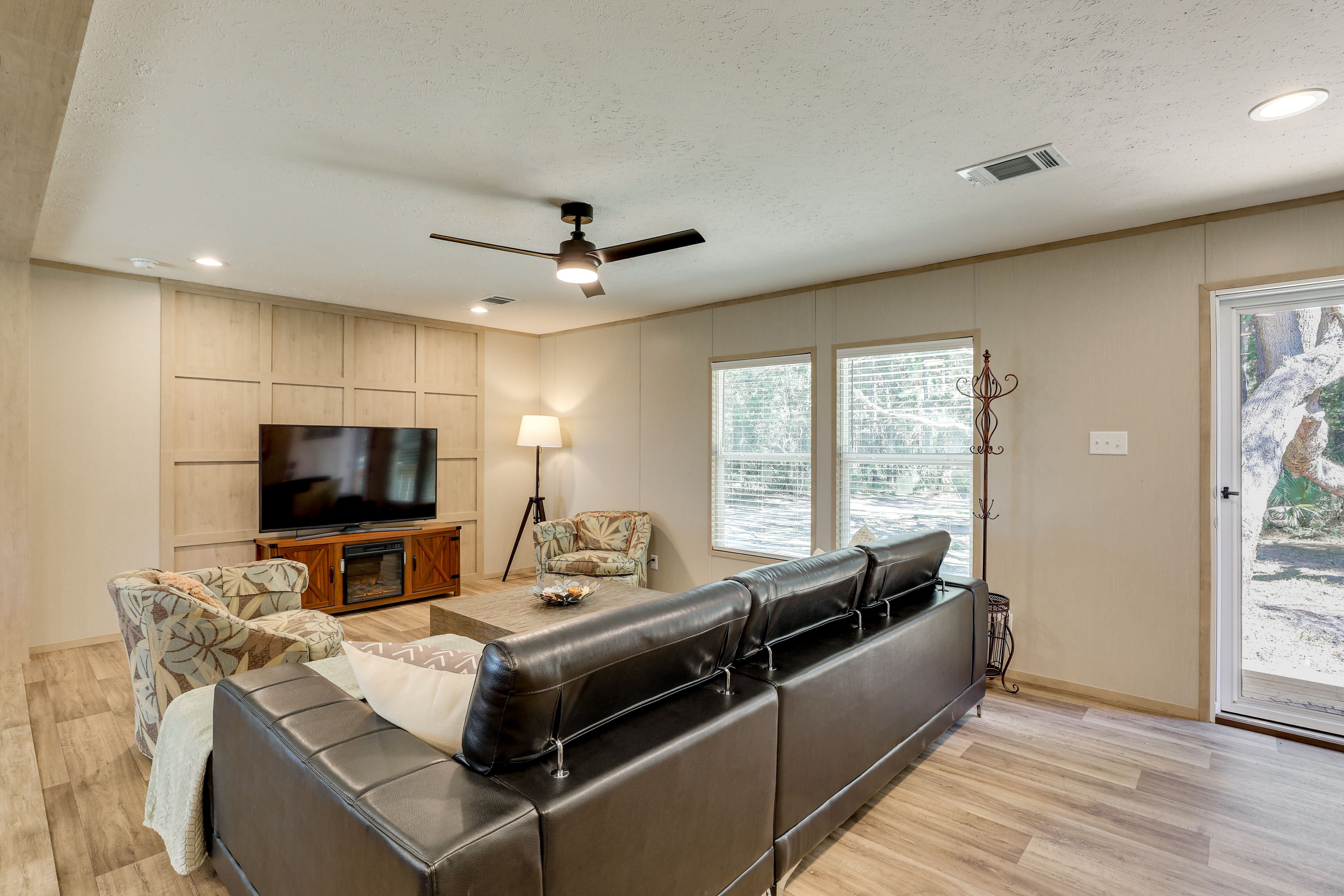 Living Room | Free WiFi | Central Heat & A/C