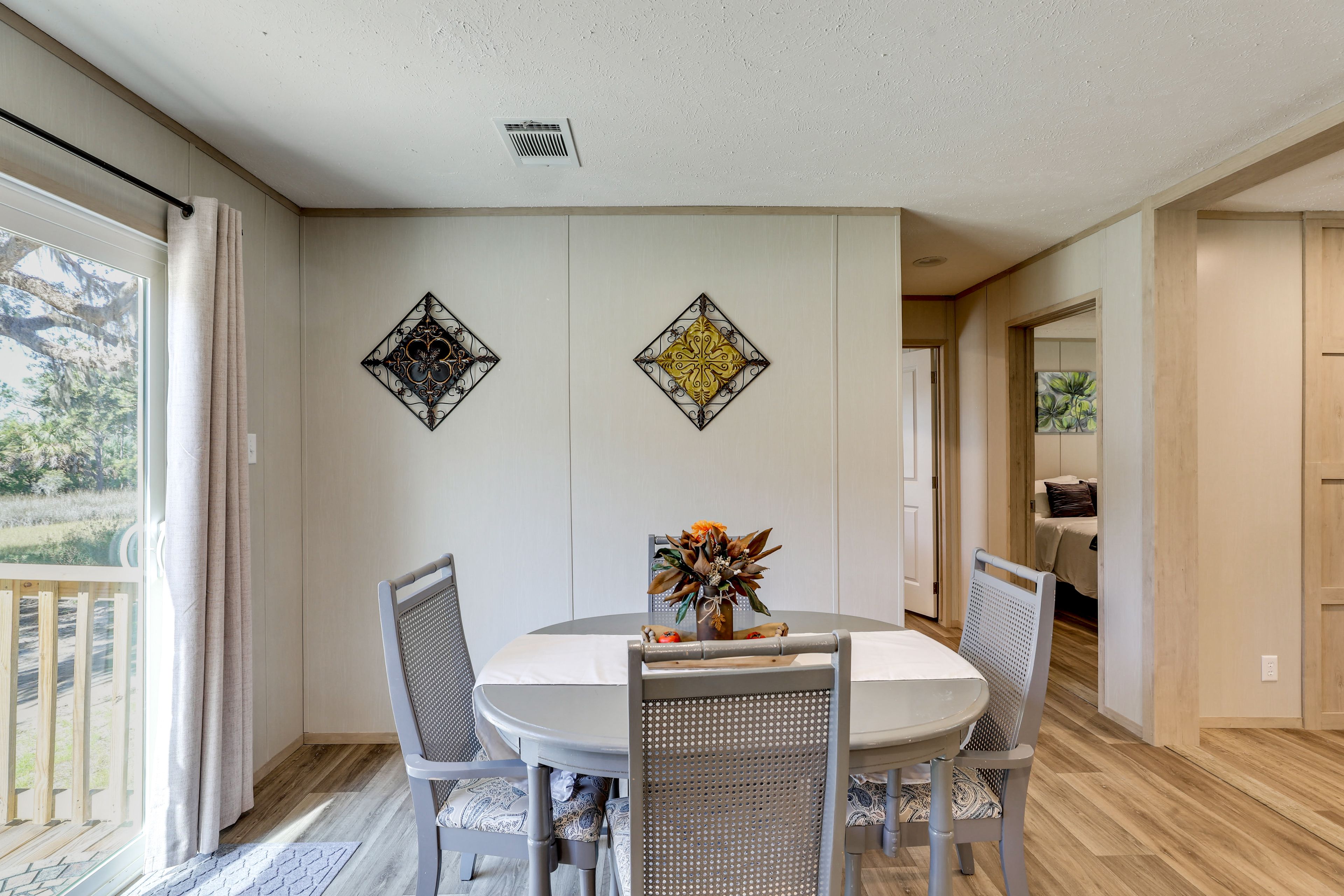 Dining Area | Dishware & Flatware Provided