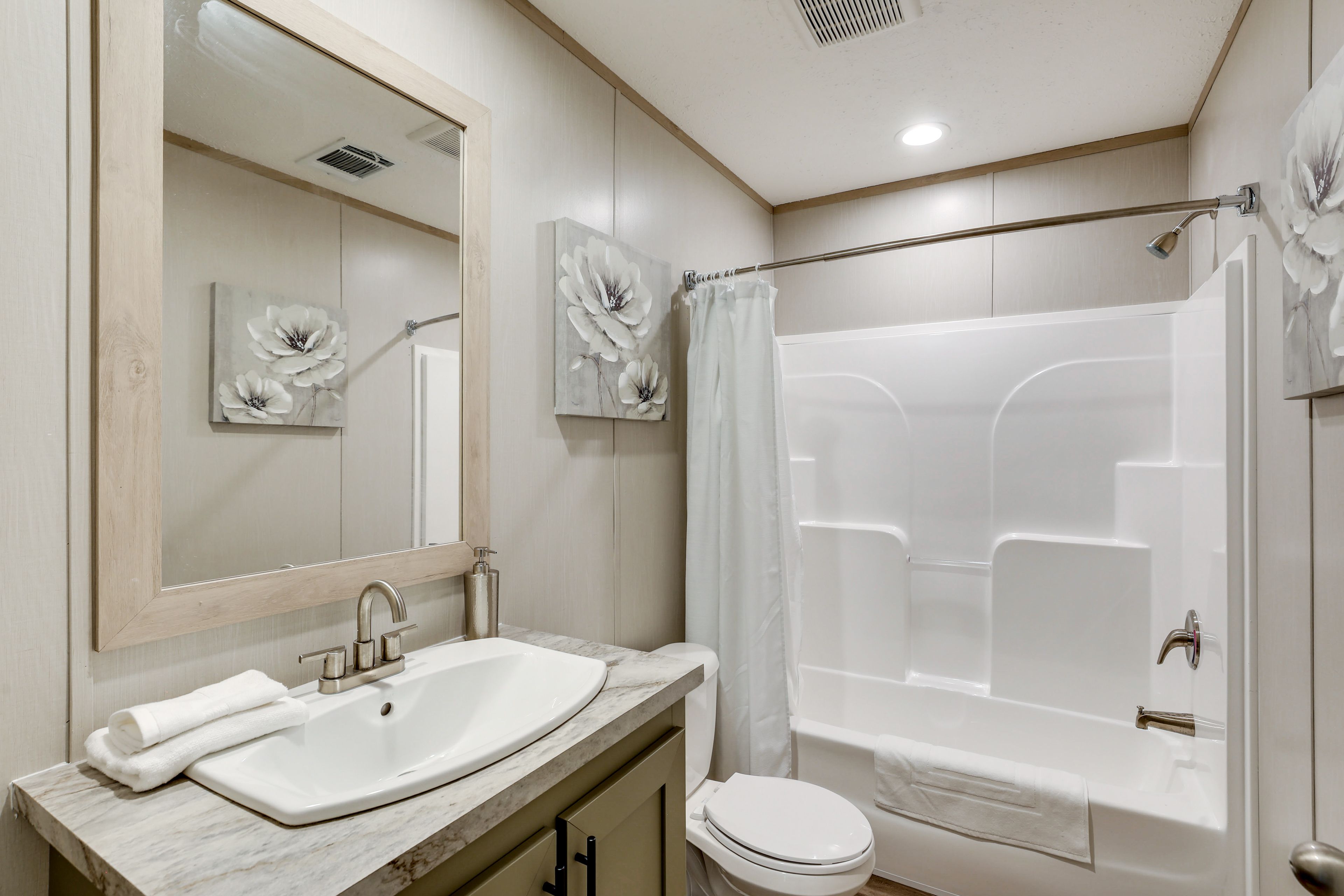 Full Bathroom | Complimentary Toiletries