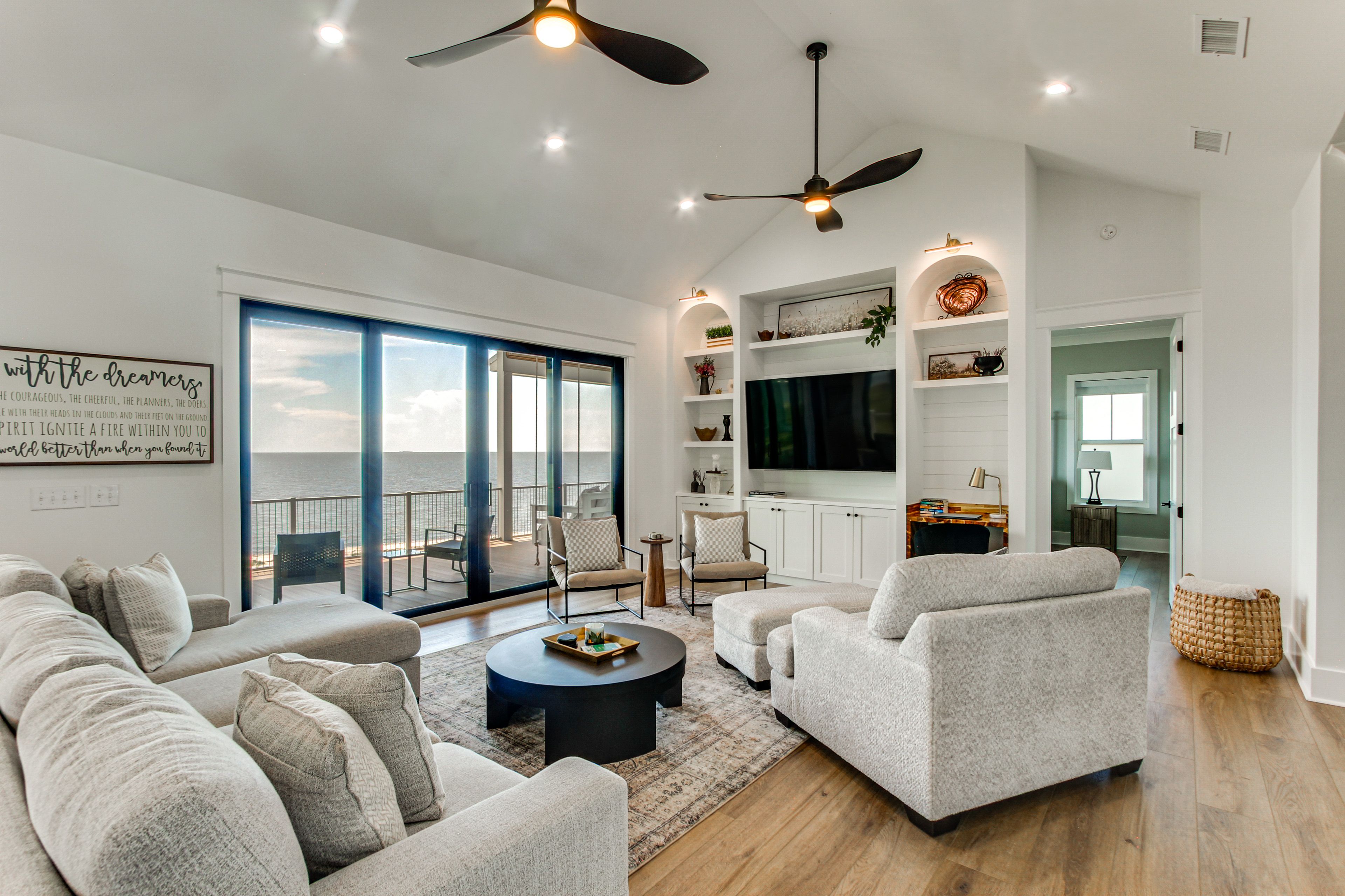 Living Room | Free WiFi | Central Heating & A/C | Smart TV