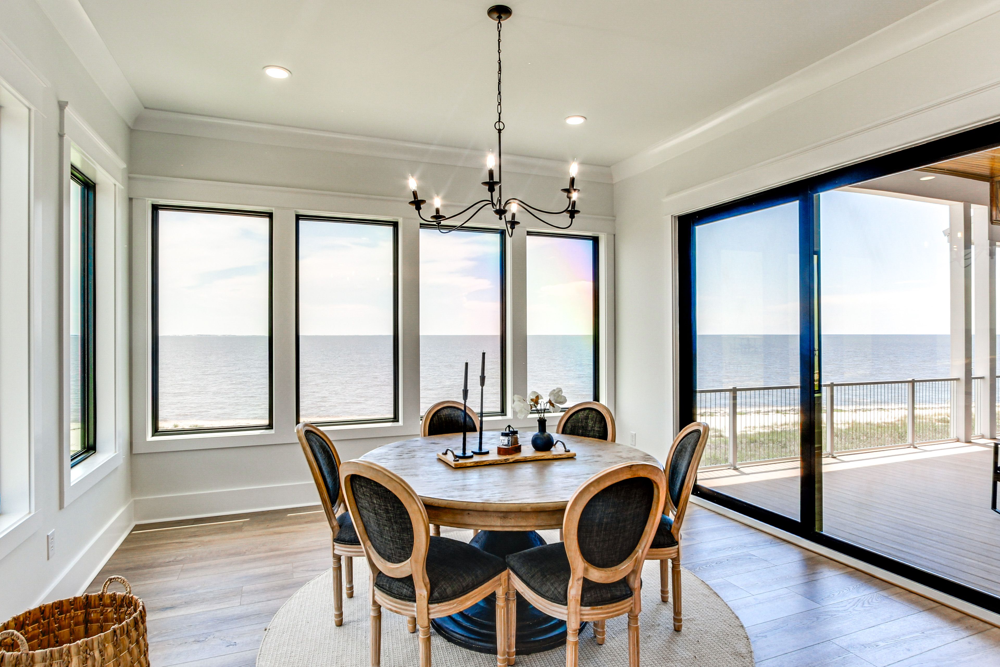 Dining Area | Dishware/Flatware Provided