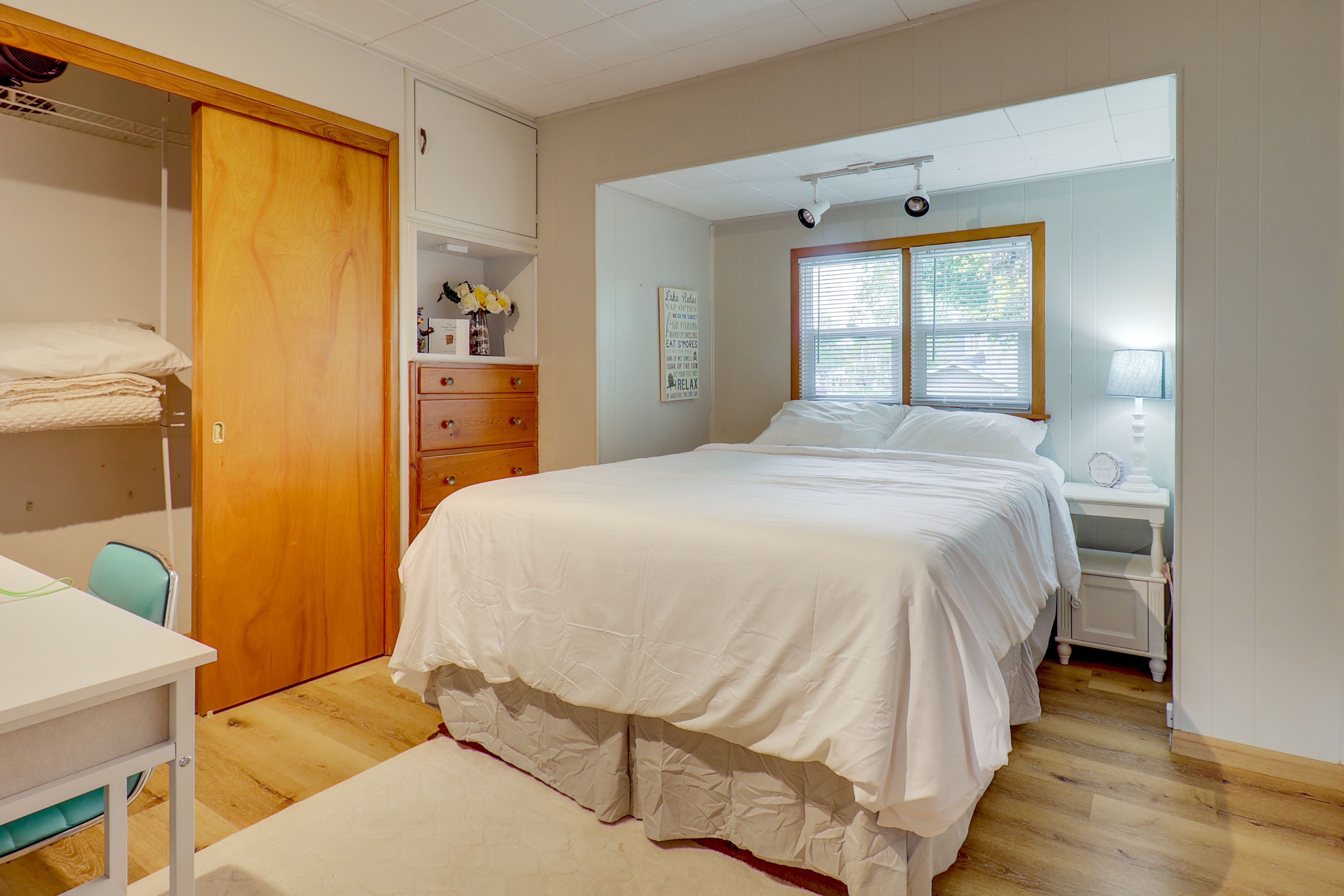 Bedroom 1 | Queen Bed