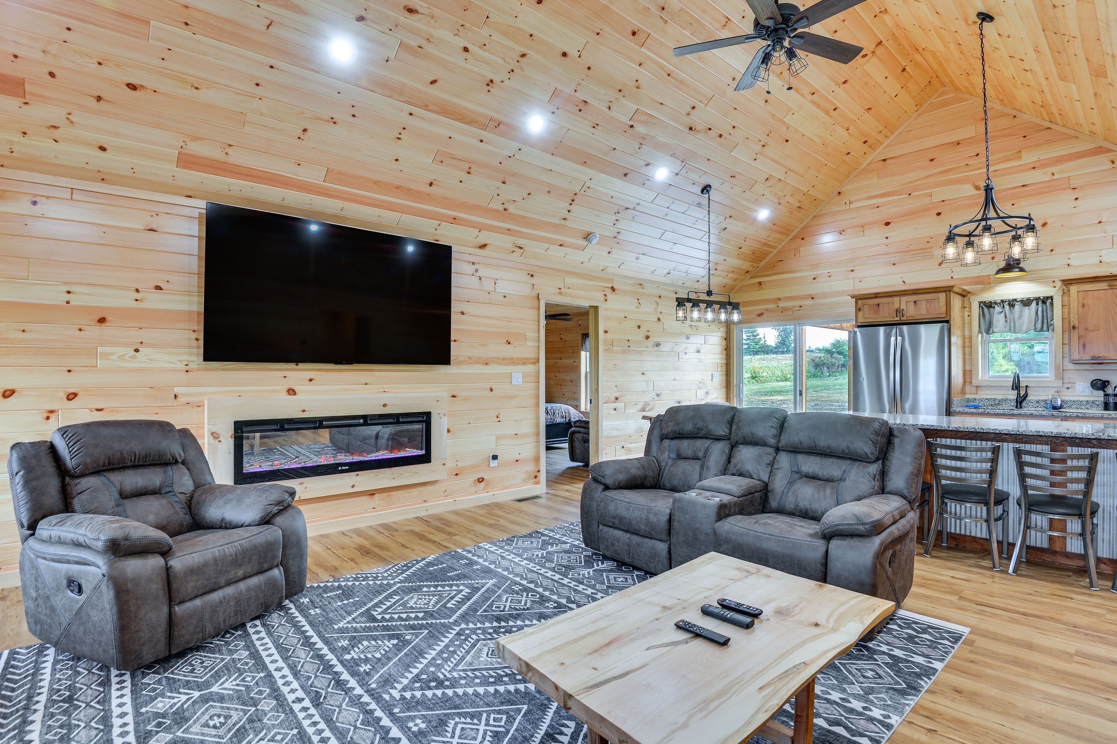 Living Room | Smart TV | Free WiFi | Fireplace