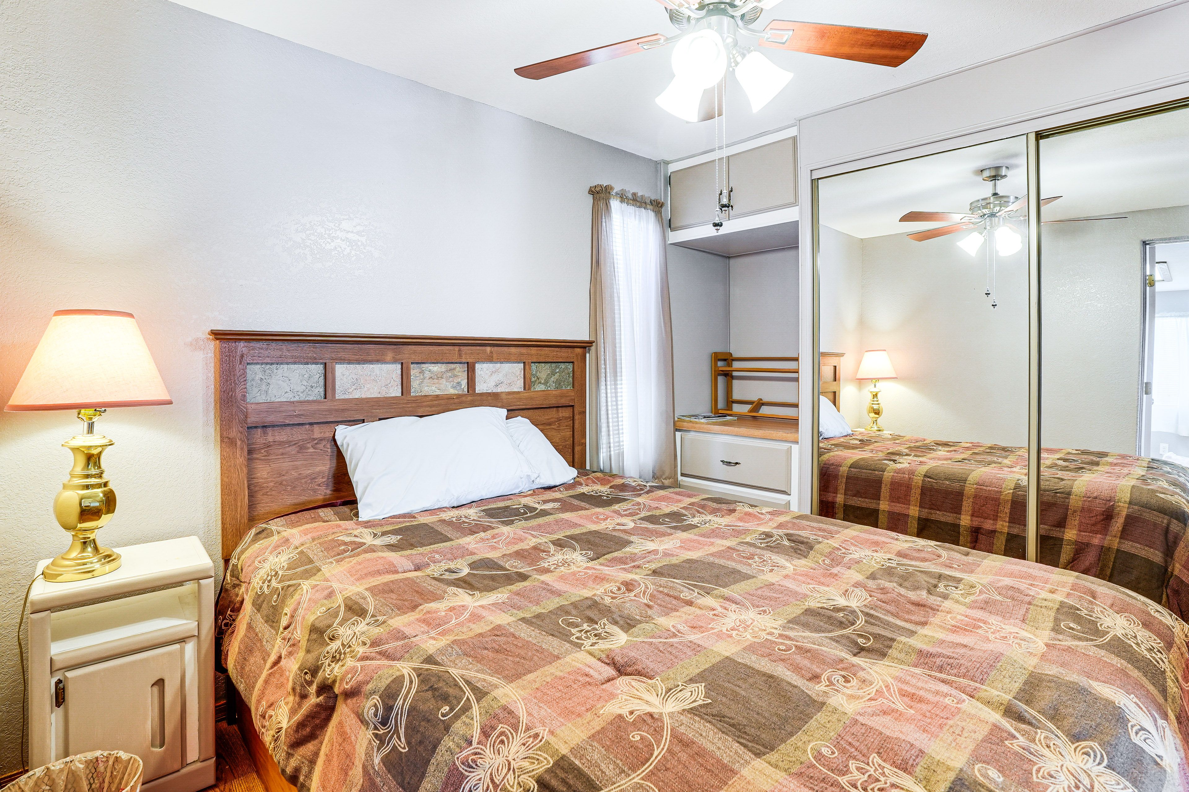 Bedroom | Queen Bed