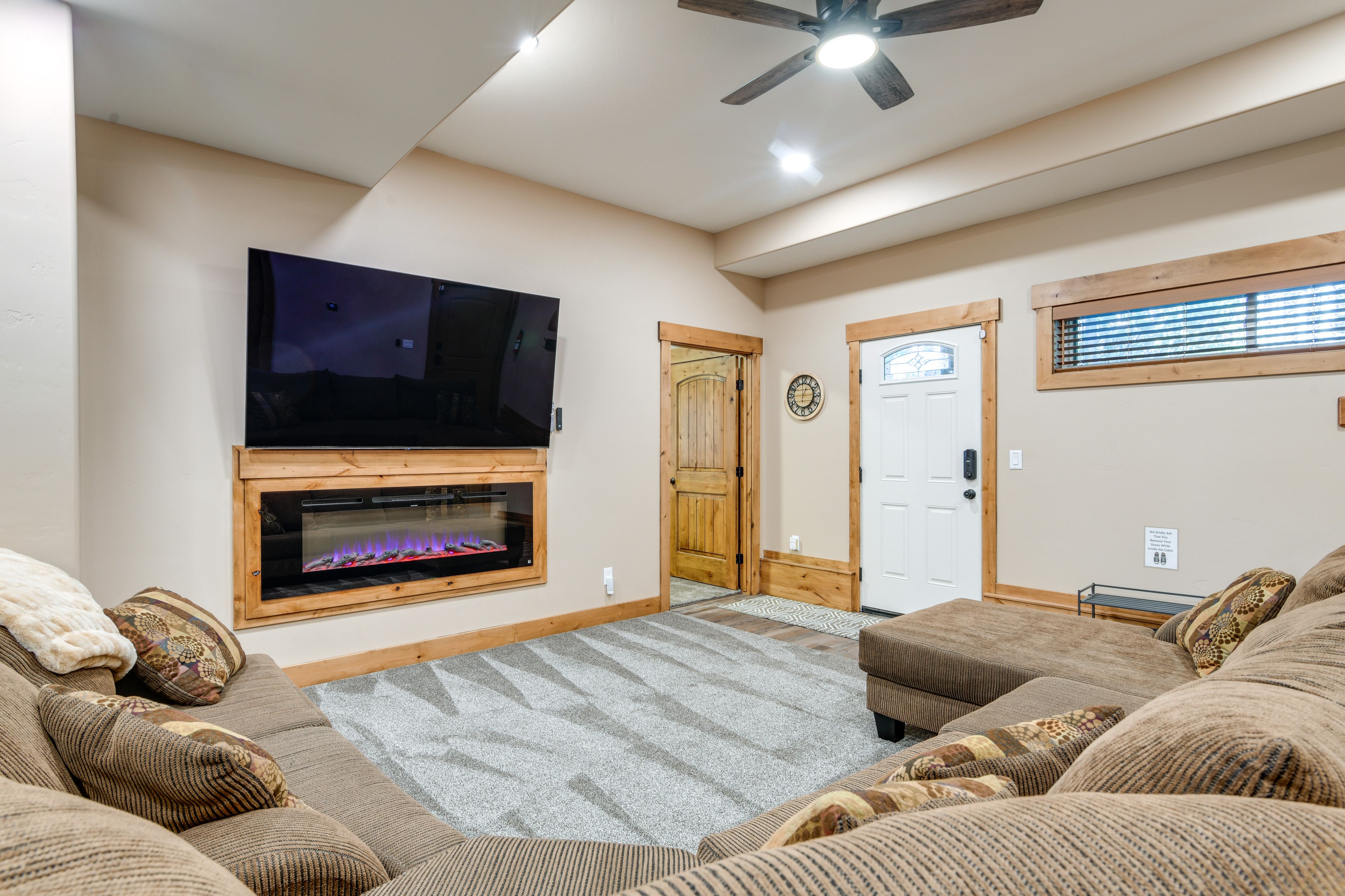 Living Room | Smart TV | Electric Fireplace | Free WiFi | Central A/C & Heat