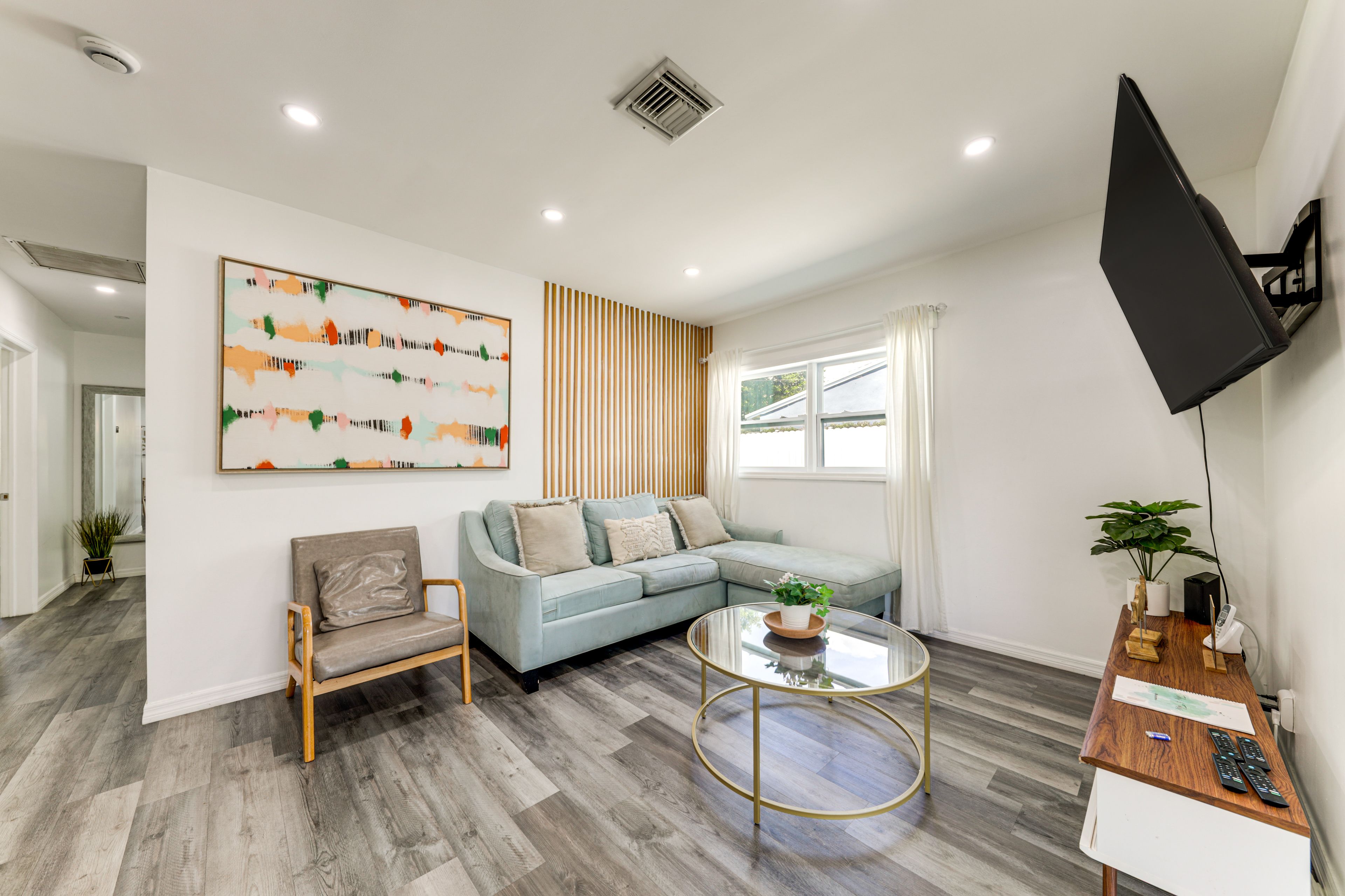 Living Room | Free WiFi | Smart TV | Queen Sleeper Sofa