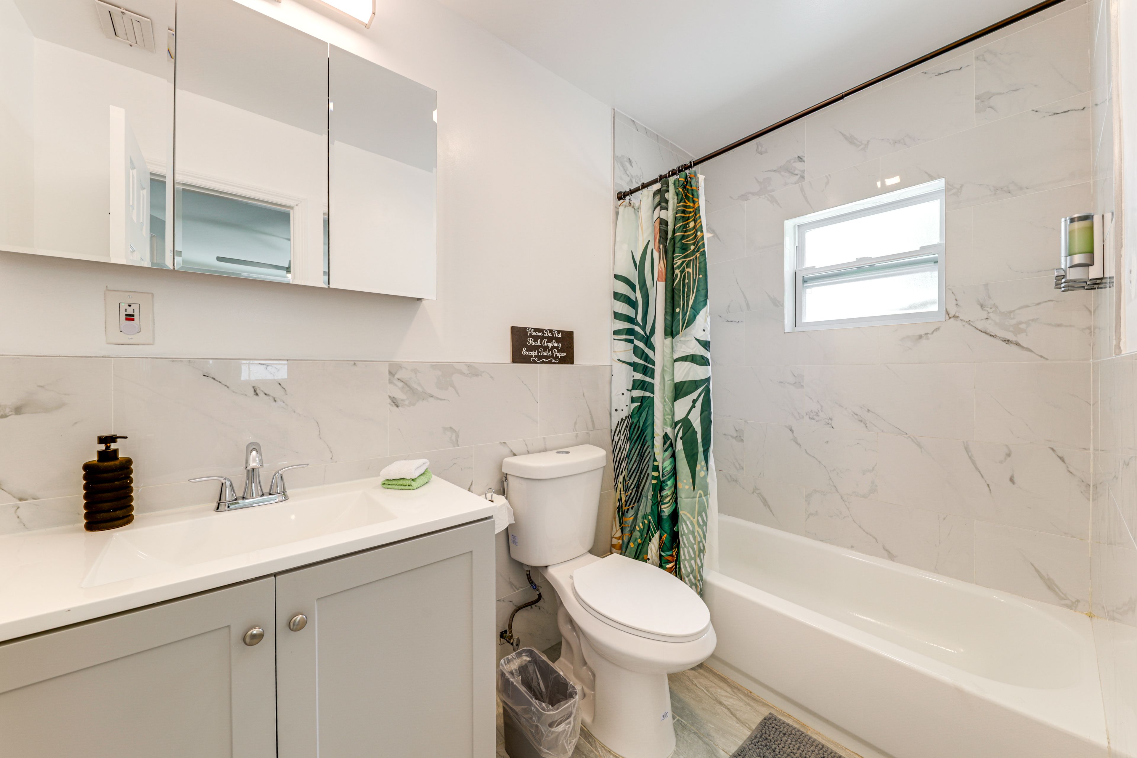 Full Bathroom | Towels Provided
