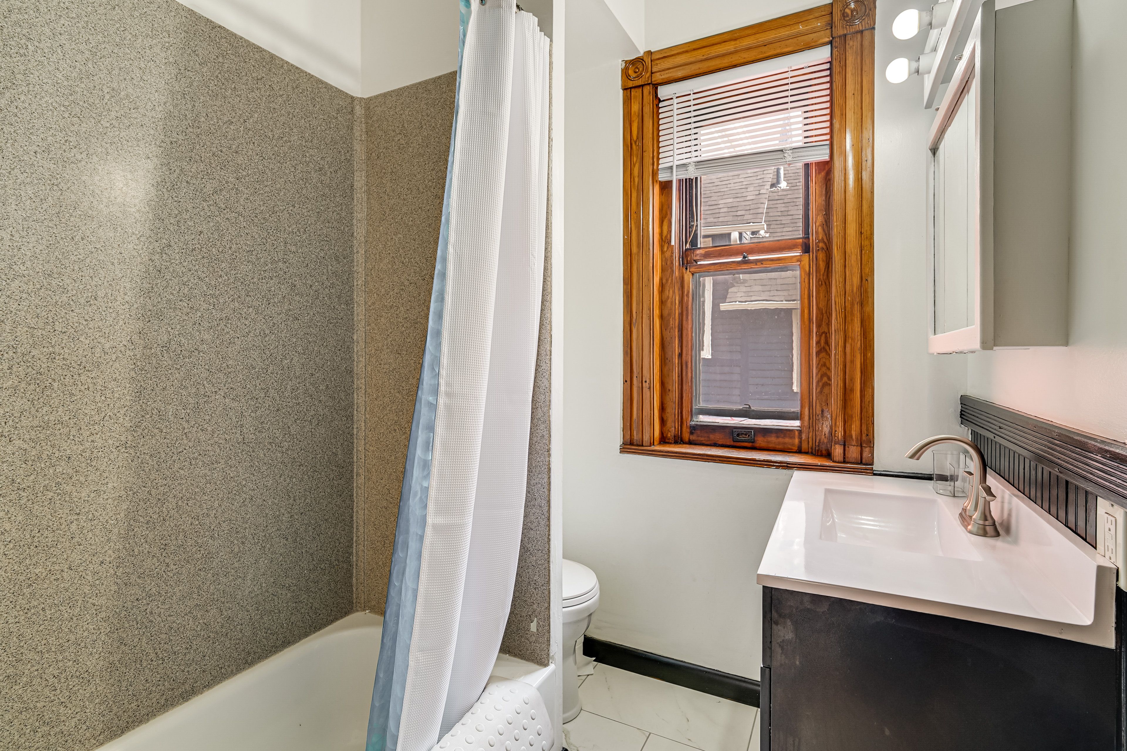 Bathroom | 2nd Floor