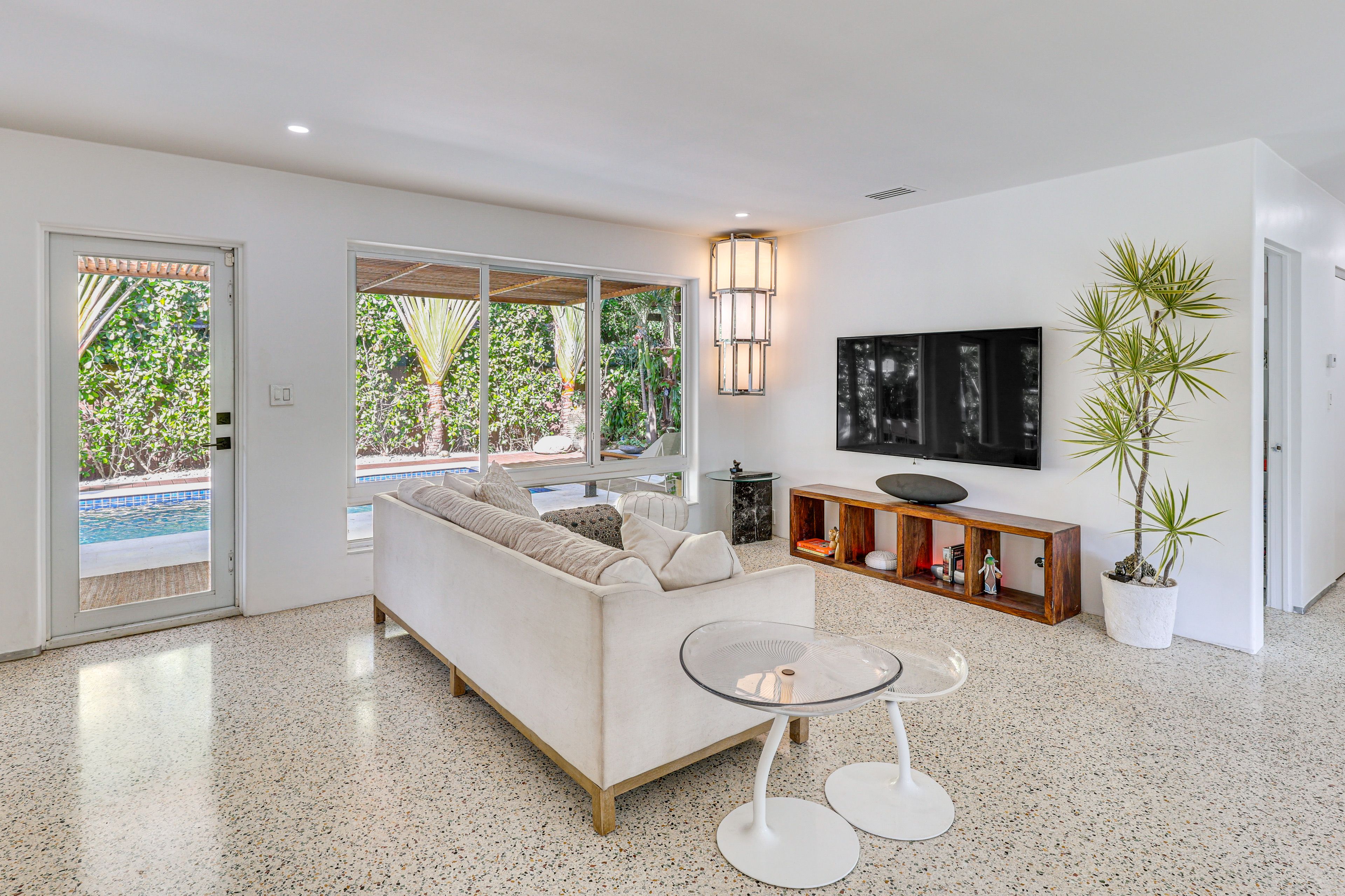 Living Room | Smart TV | Free WiFi