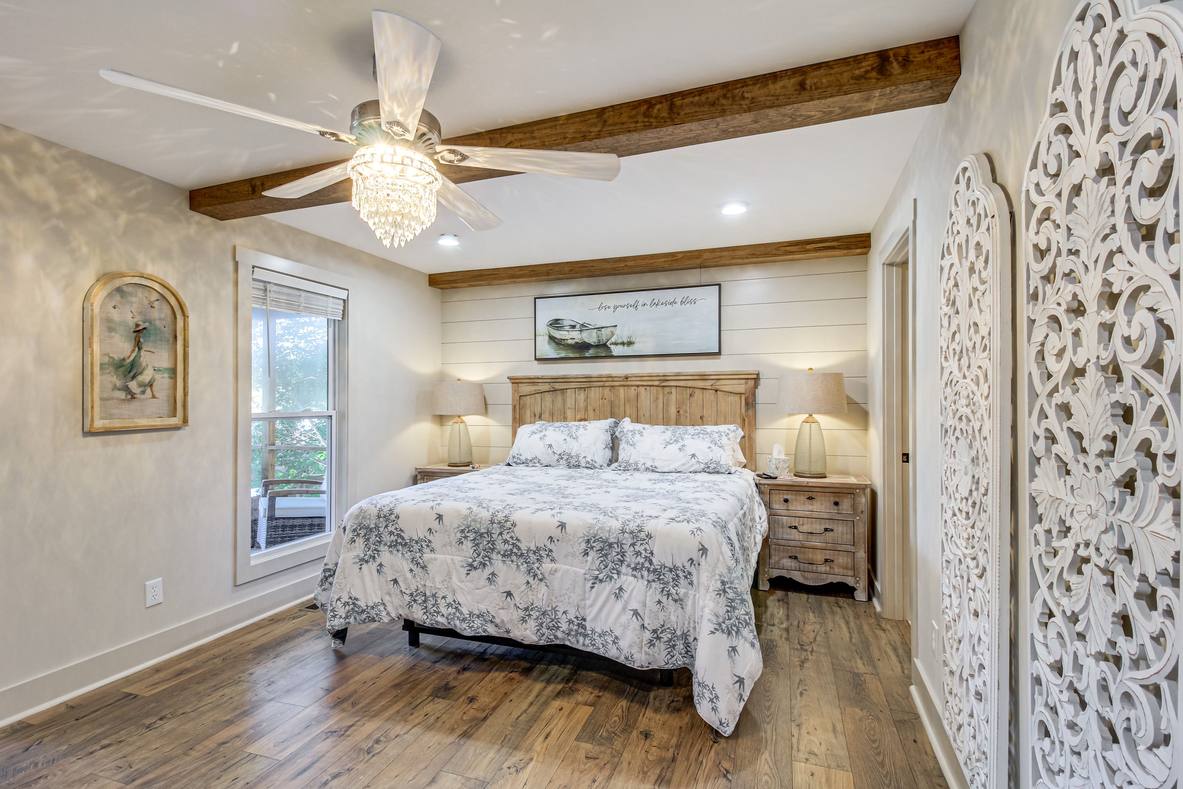 Bedroom 1 | 1st Floor | King Bed | Smart TV | Fireplace