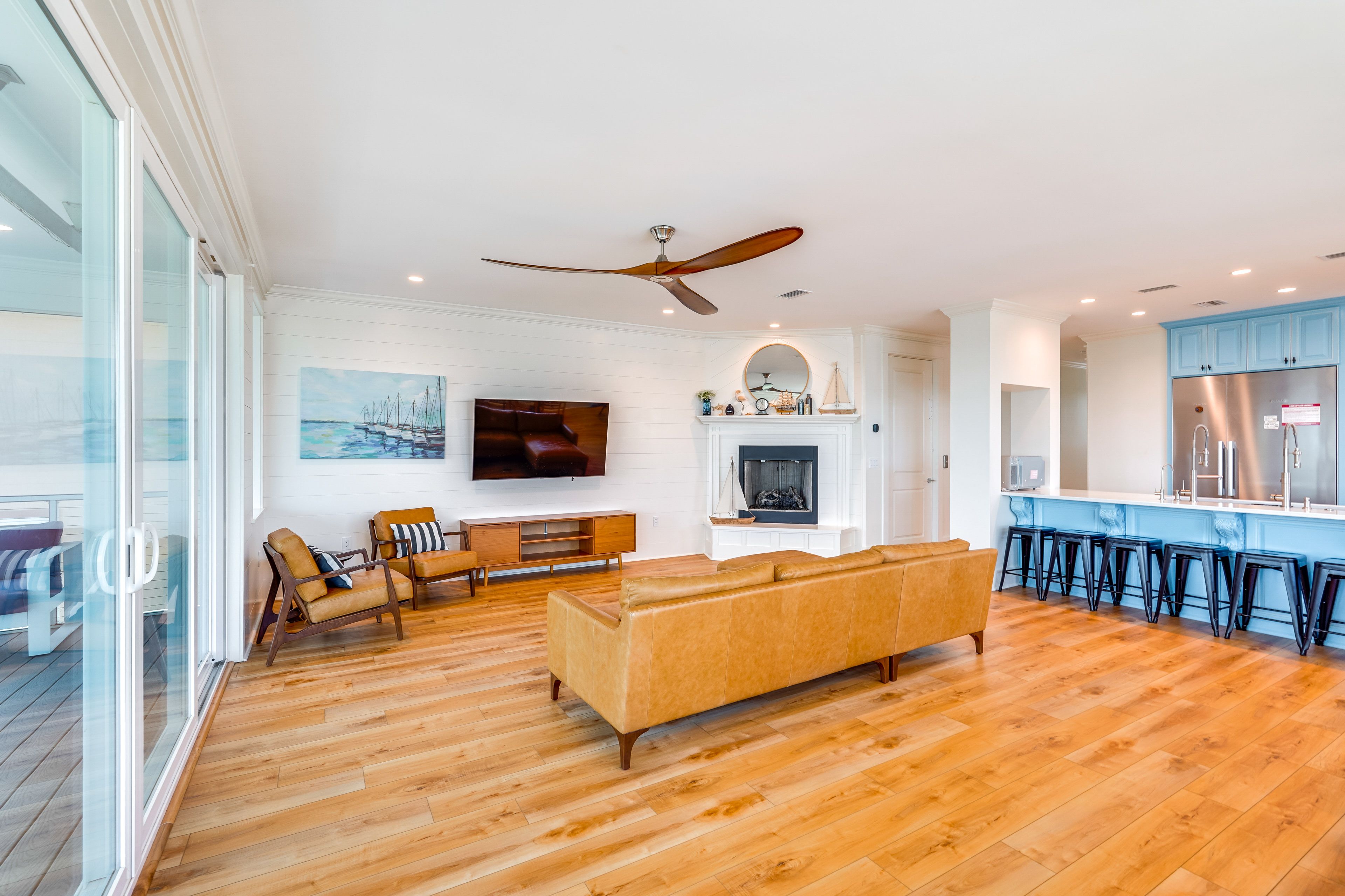 Living Room | 2nd Floor | Smart TV | Free WiFi | Gas Fireplace