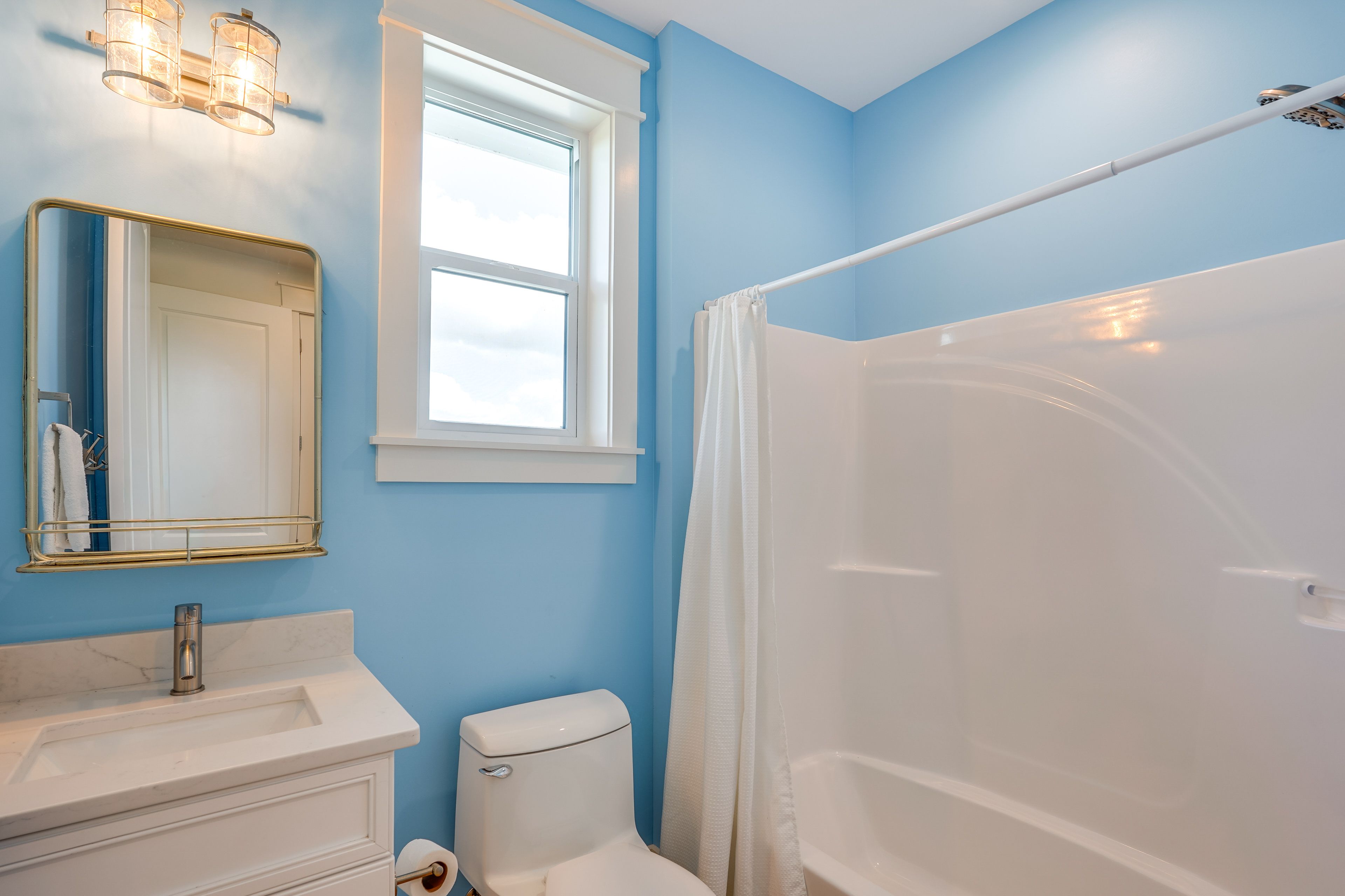 Full Bathroom | 2nd Floor | Complimentary Toiletries | Hair Dryer