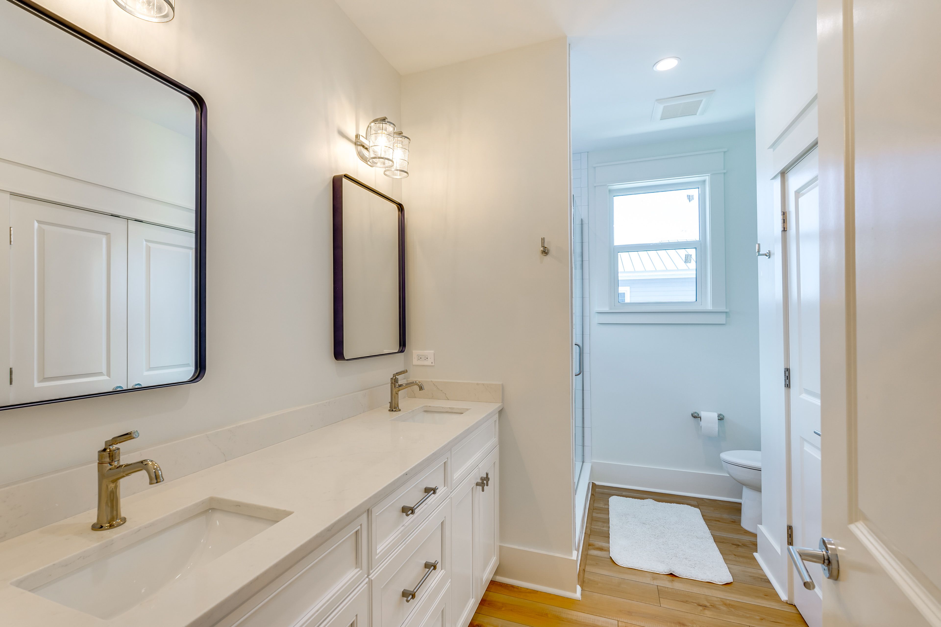 Full Bathroom | 3rd Floor | Towels Provided