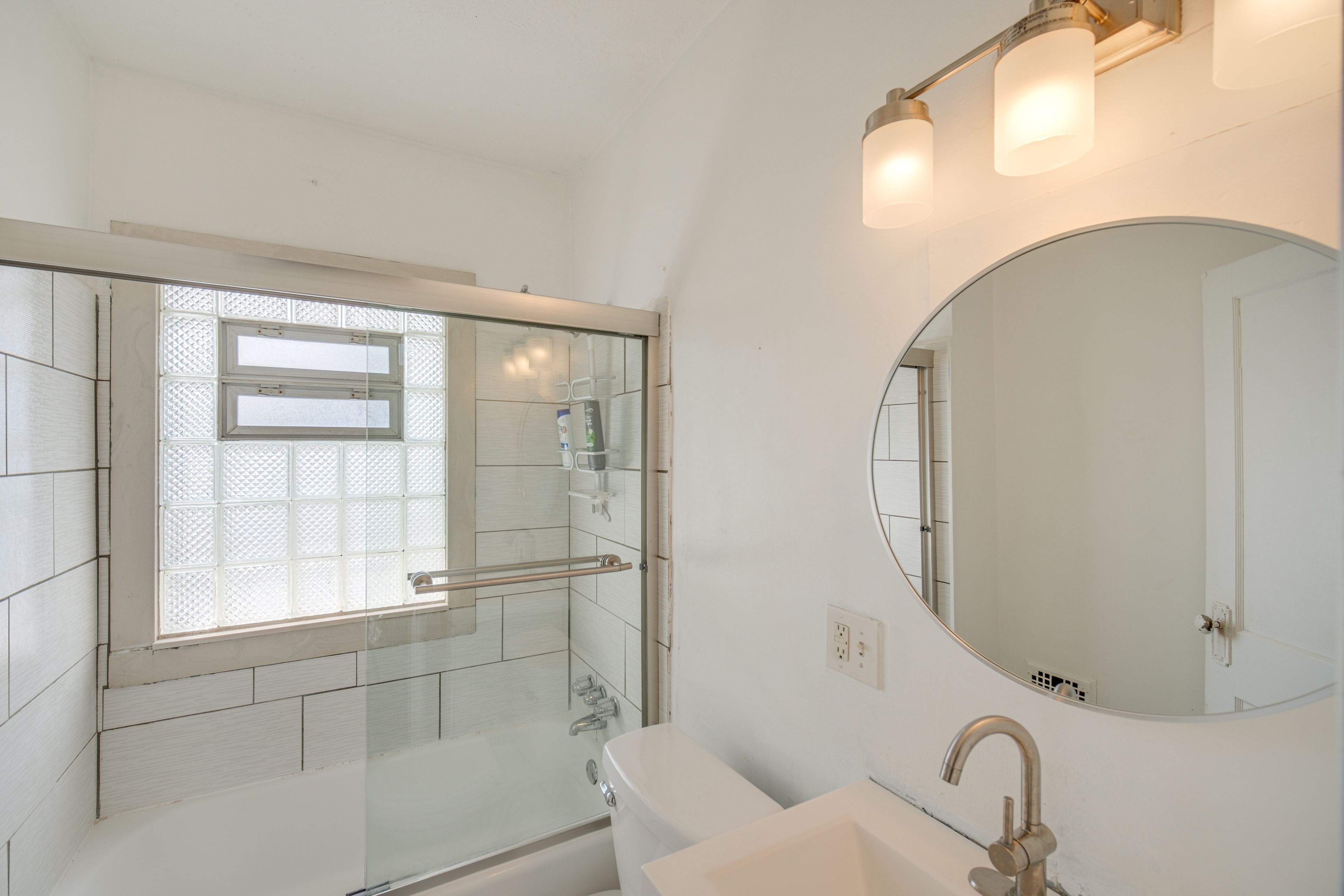 Full Bathroom | Towels Provided | Complimentary Toiletries