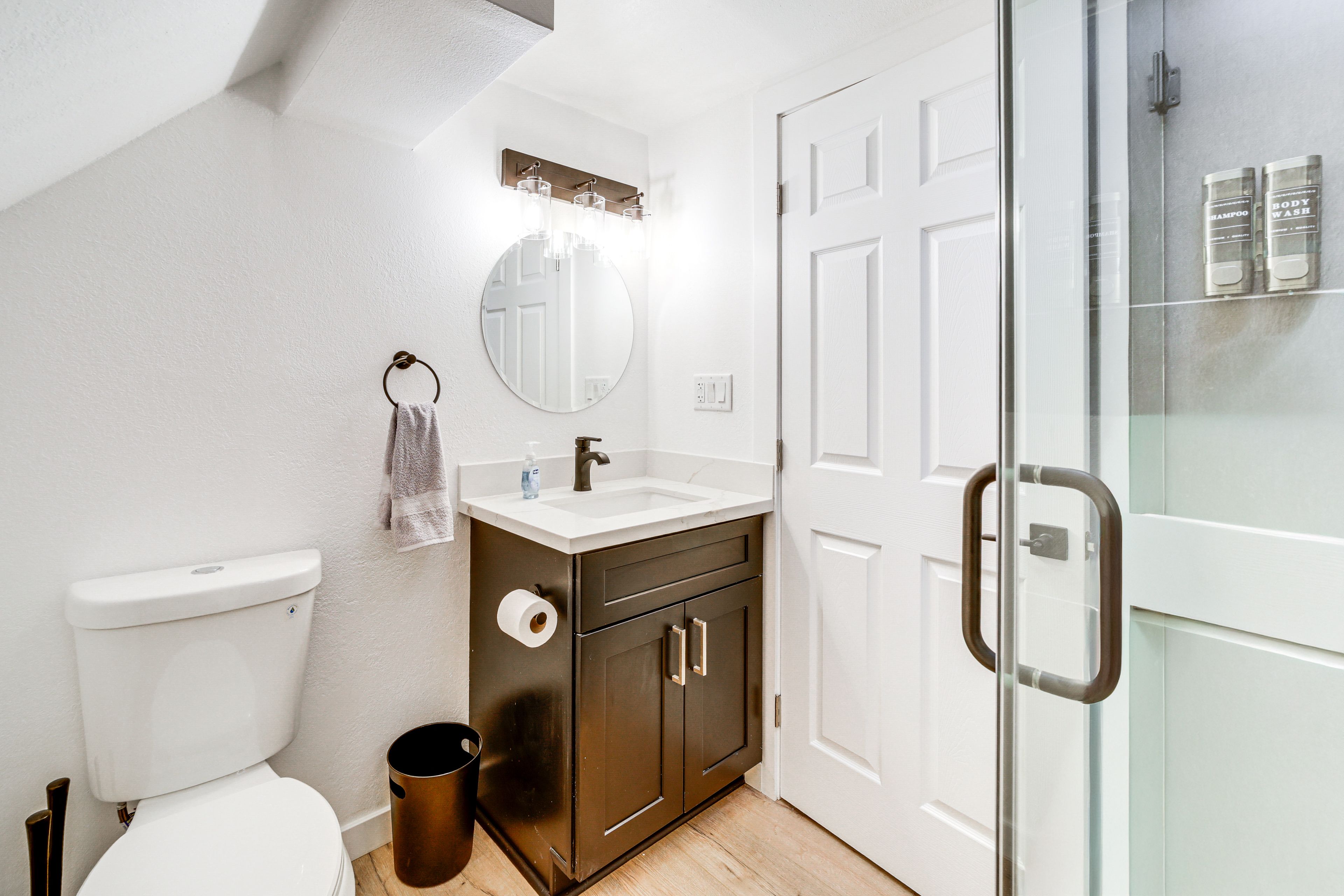 Full Bathroom | 1st Floor | Towels Provided
