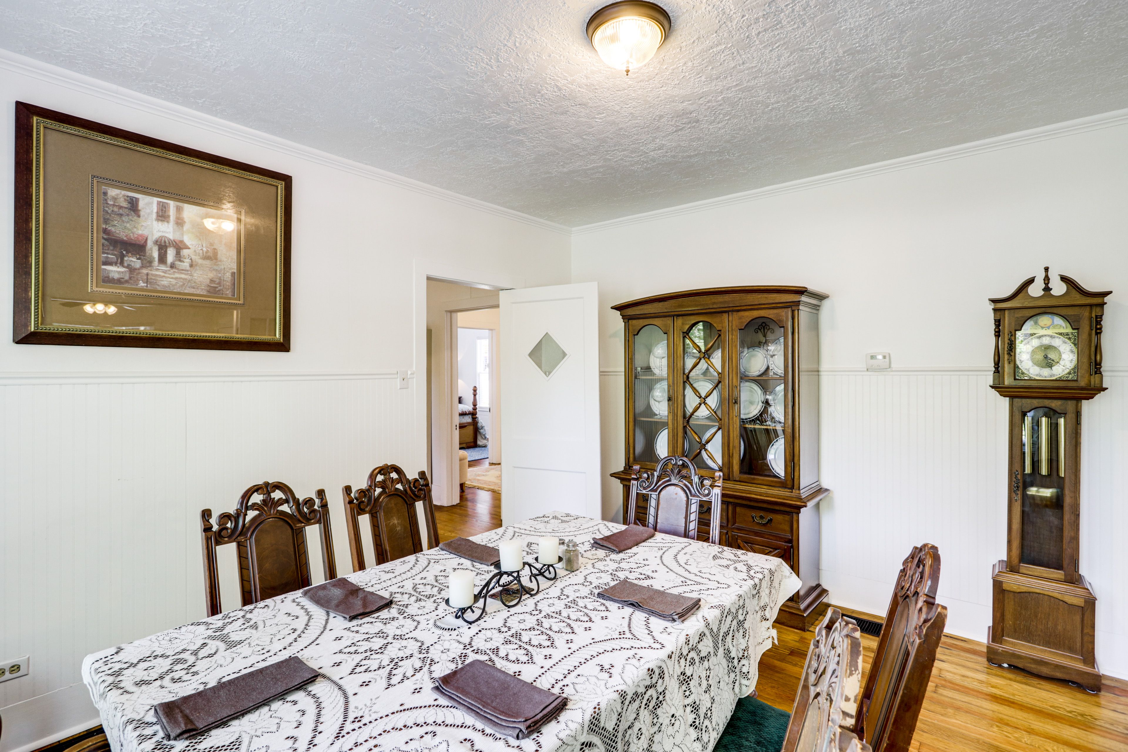 Dining Area | Dishware/Flatware Provided | 1st Floor