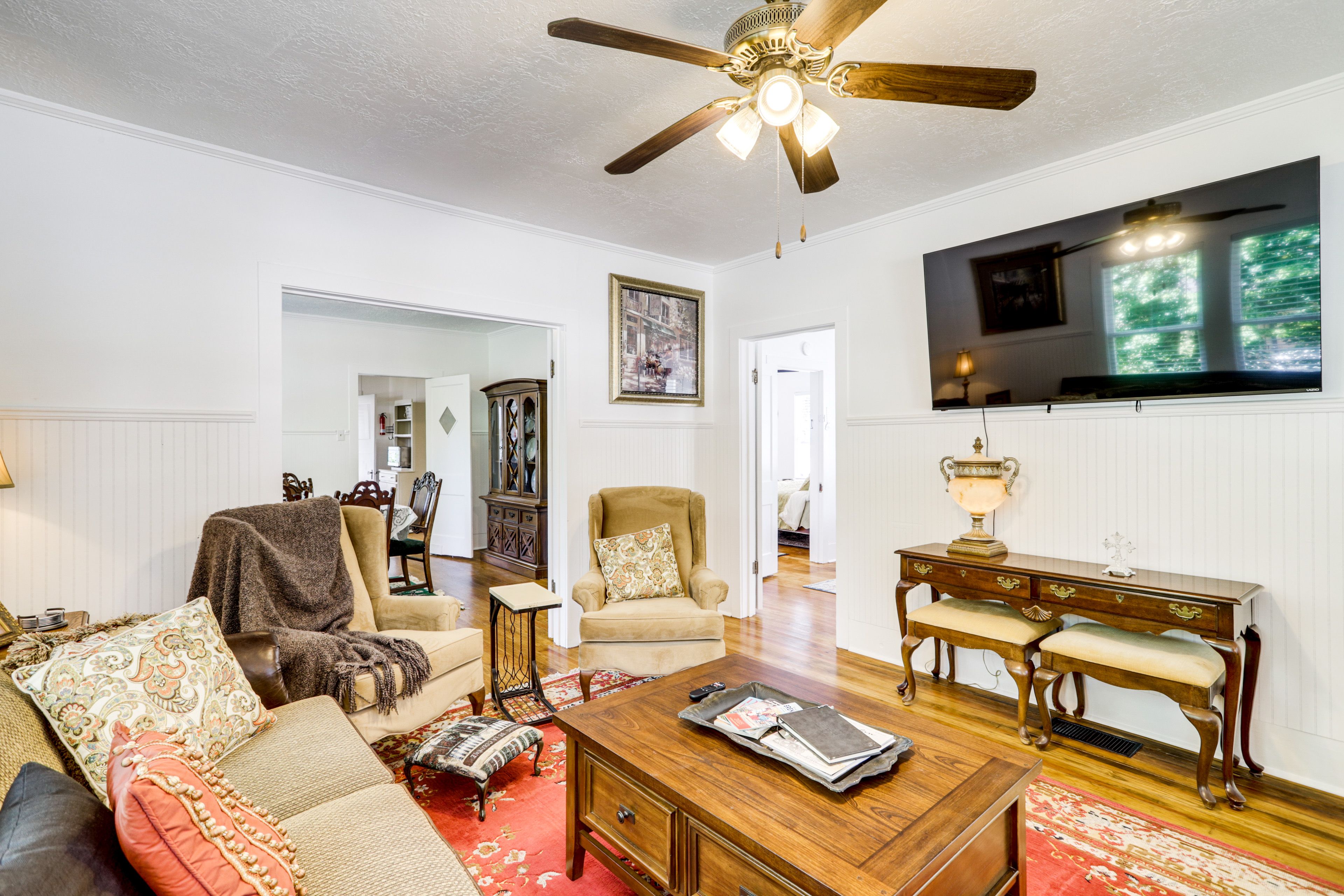 Living Room | Free WiFi | Central Heating & A/C | Smart TV | 1st Floor