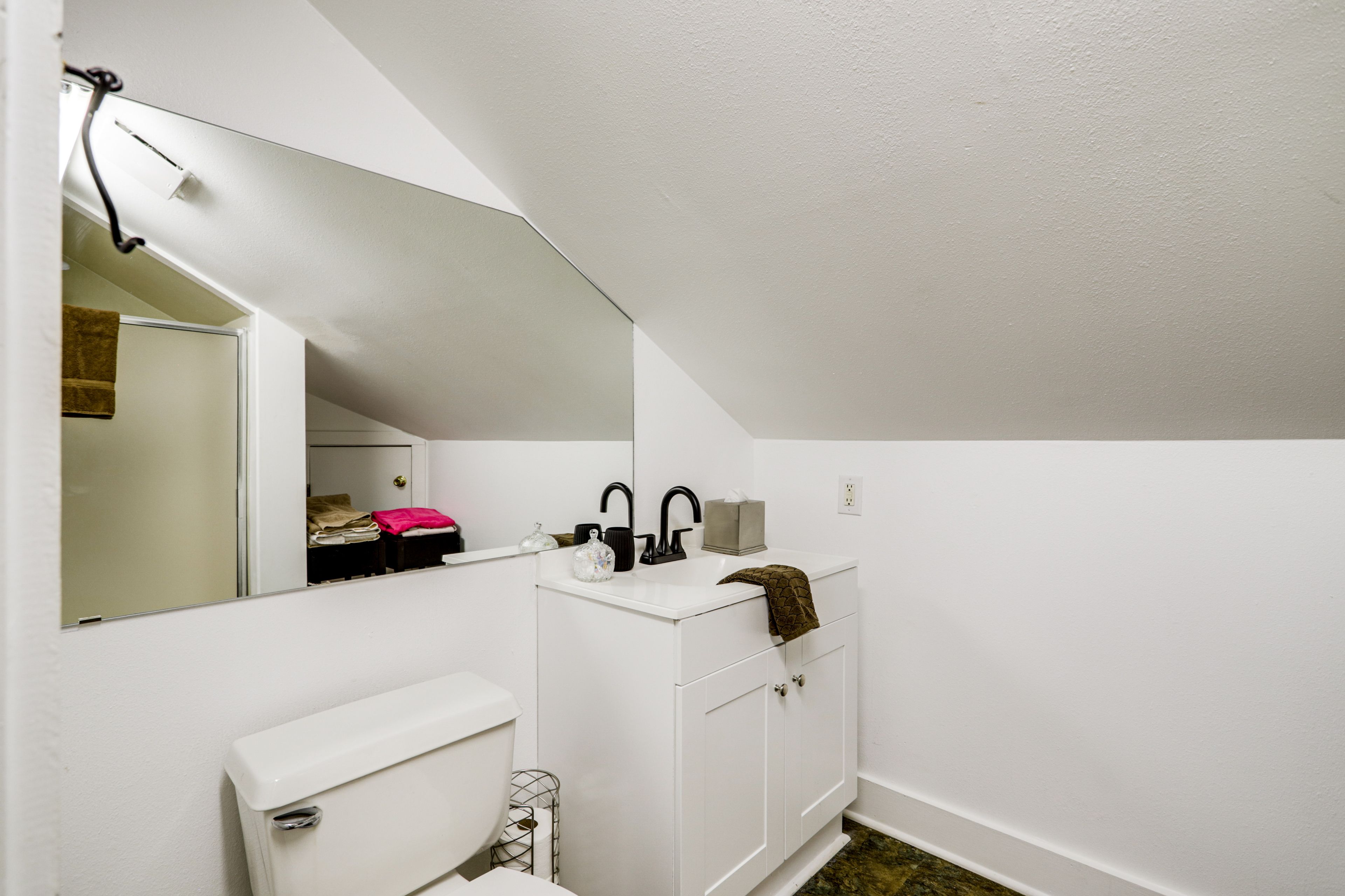 Bathroom | 2nd Floor