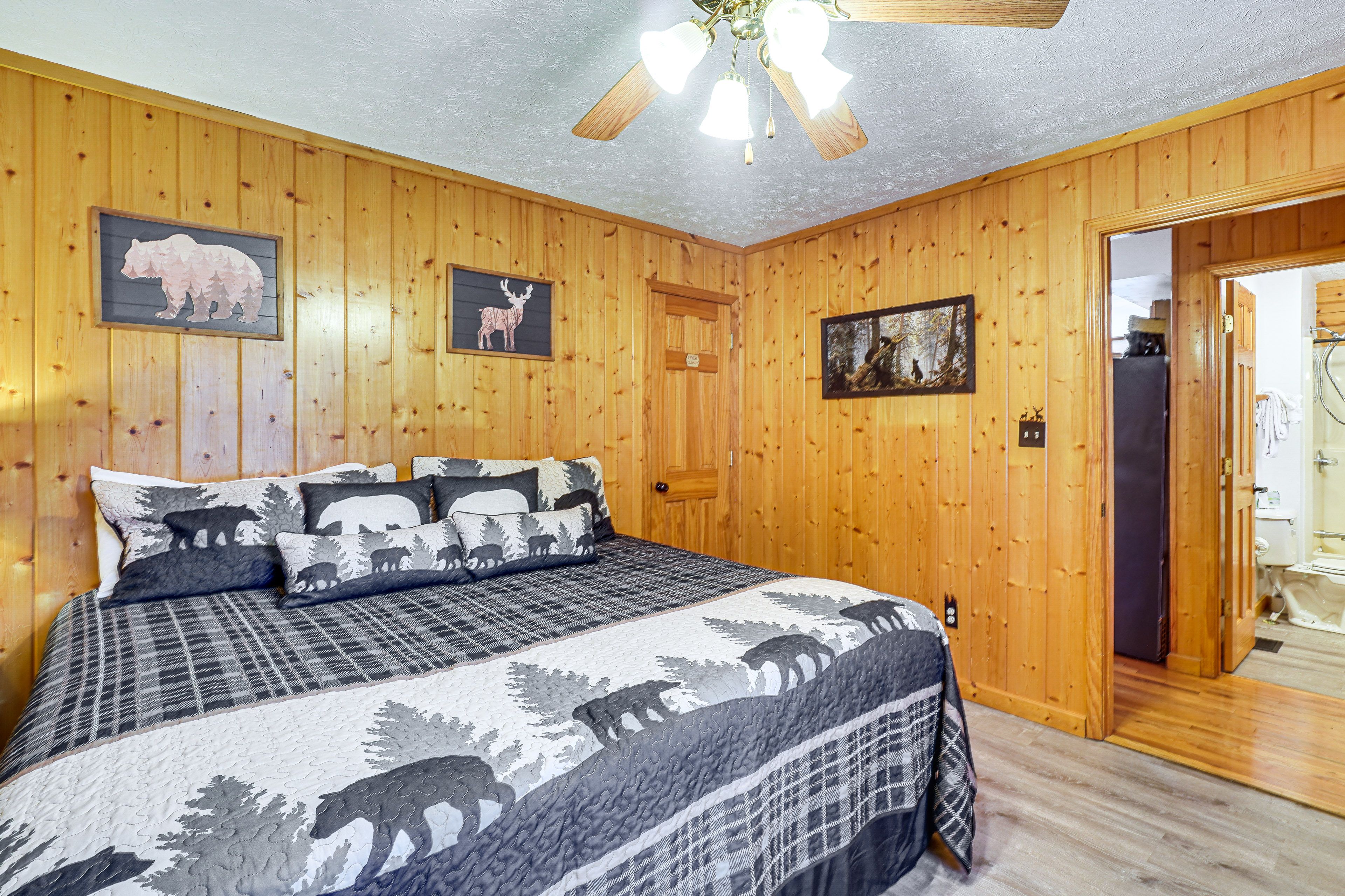 Bedroom 1 | King Bed | Smart TV | 1st Floor
