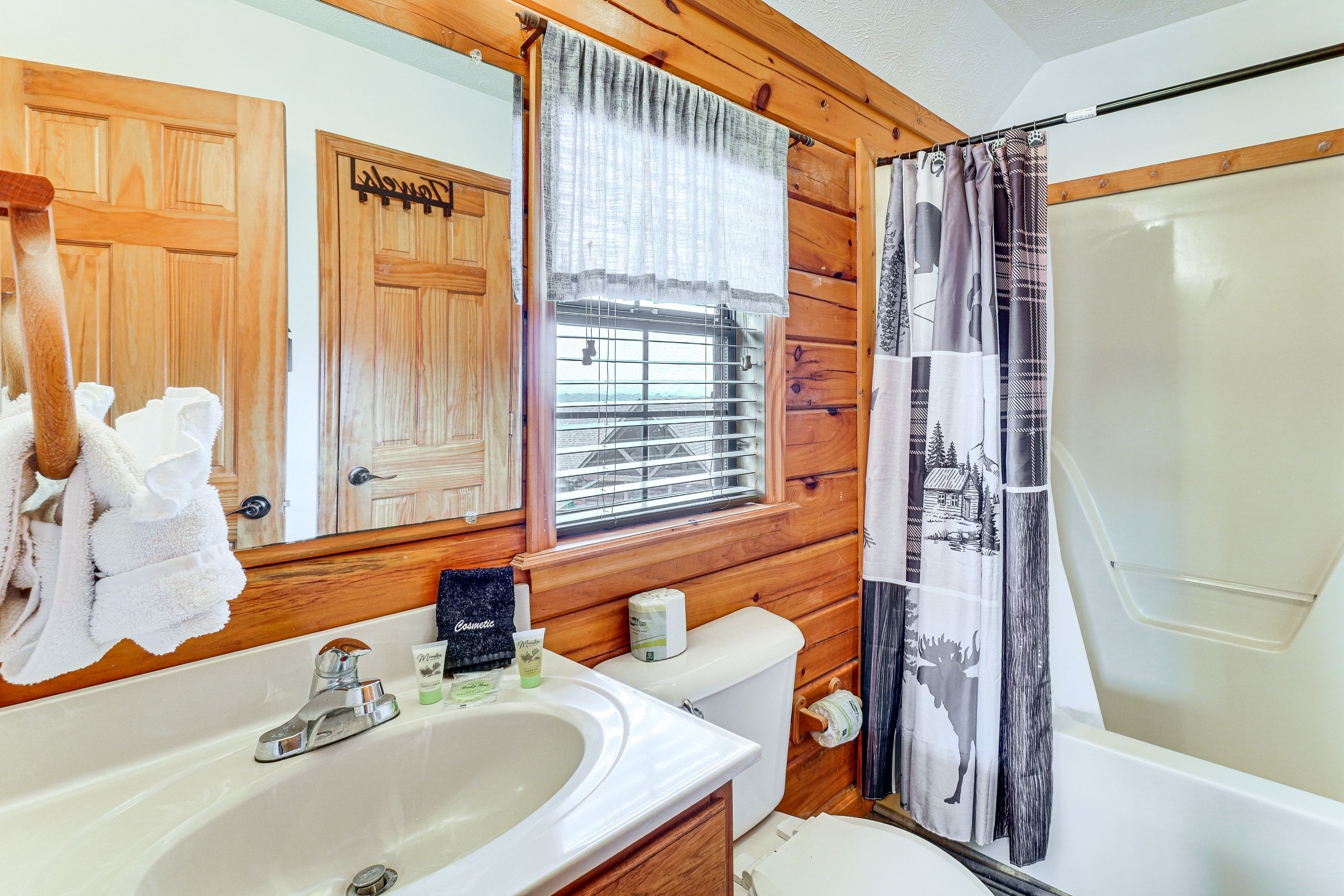 Bathroom | 2nd Floor