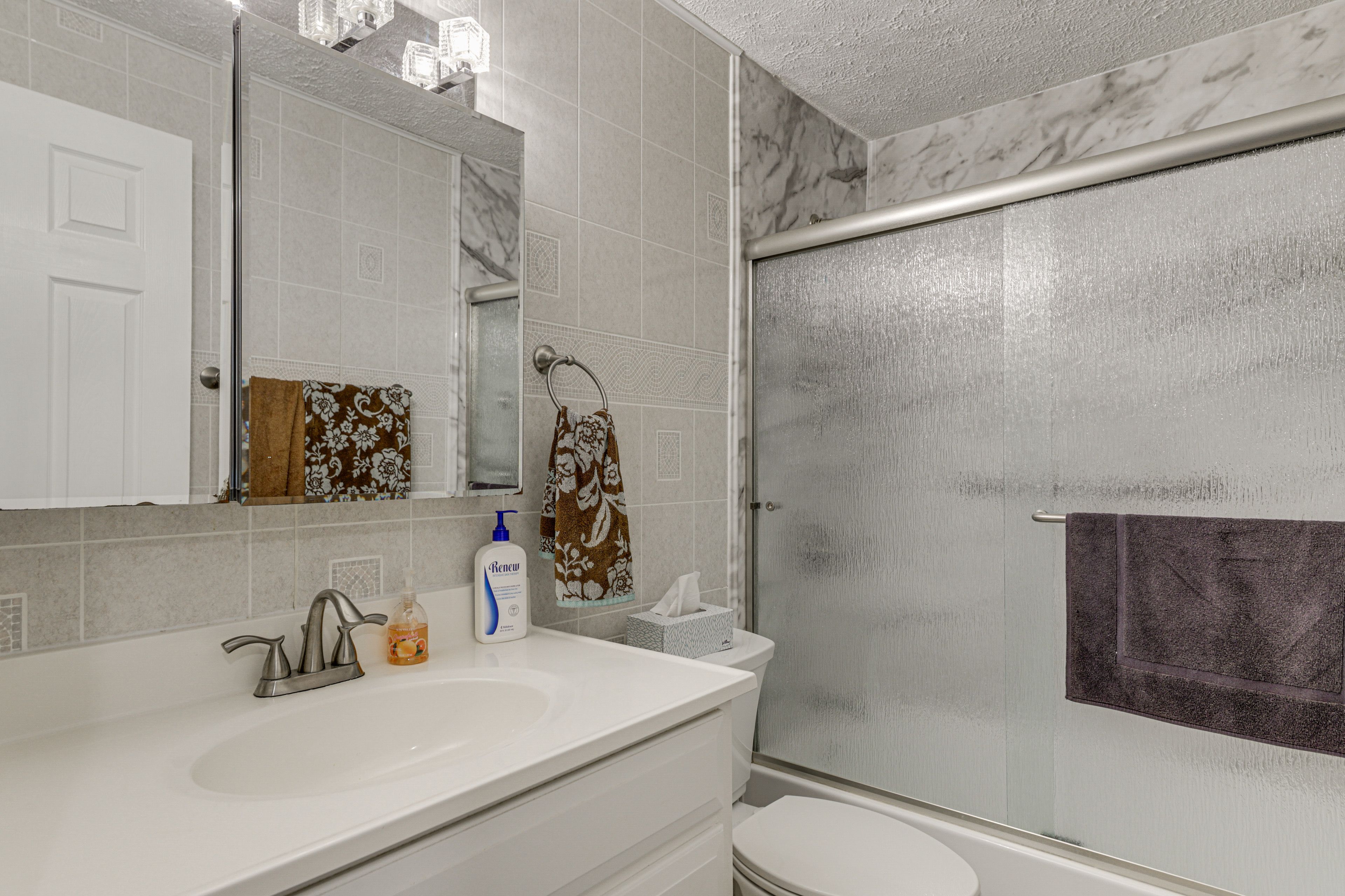 Full Bathroom | 2nd Floor