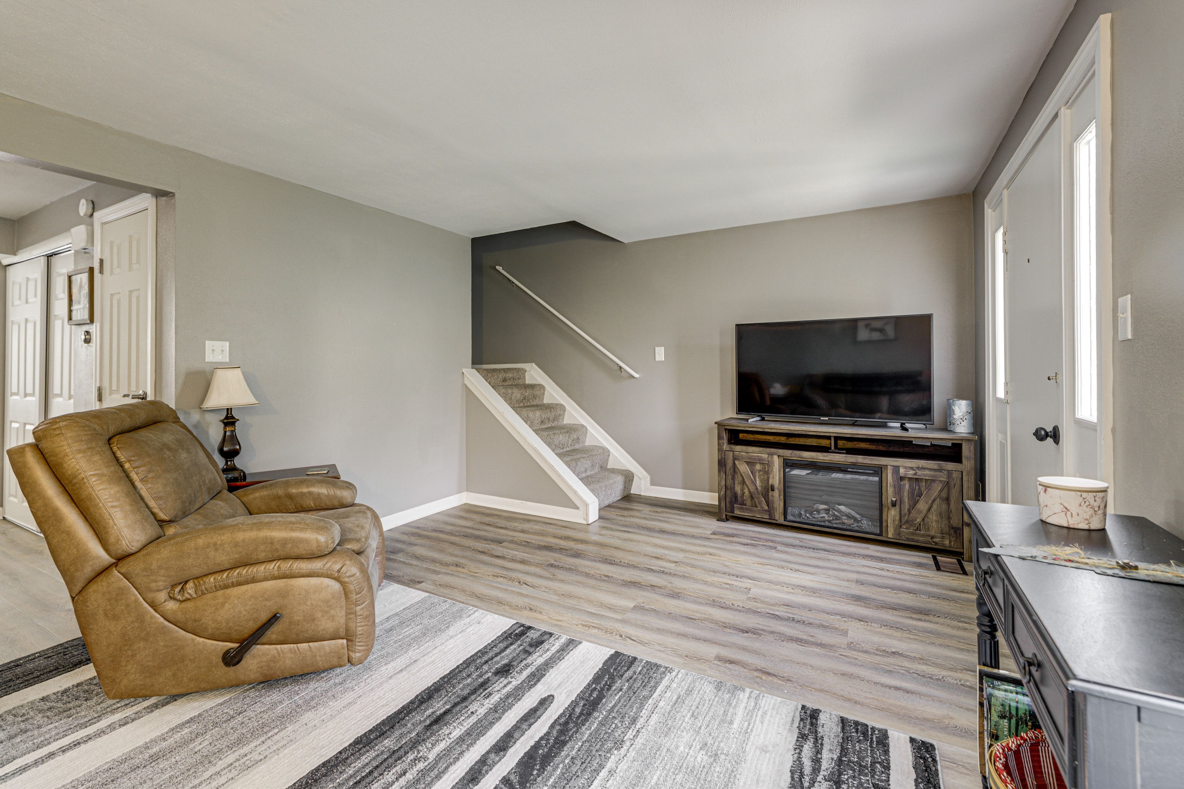 Living Room | 1st Floor | Smart TV | Free WiFi | Central A/C & Heating