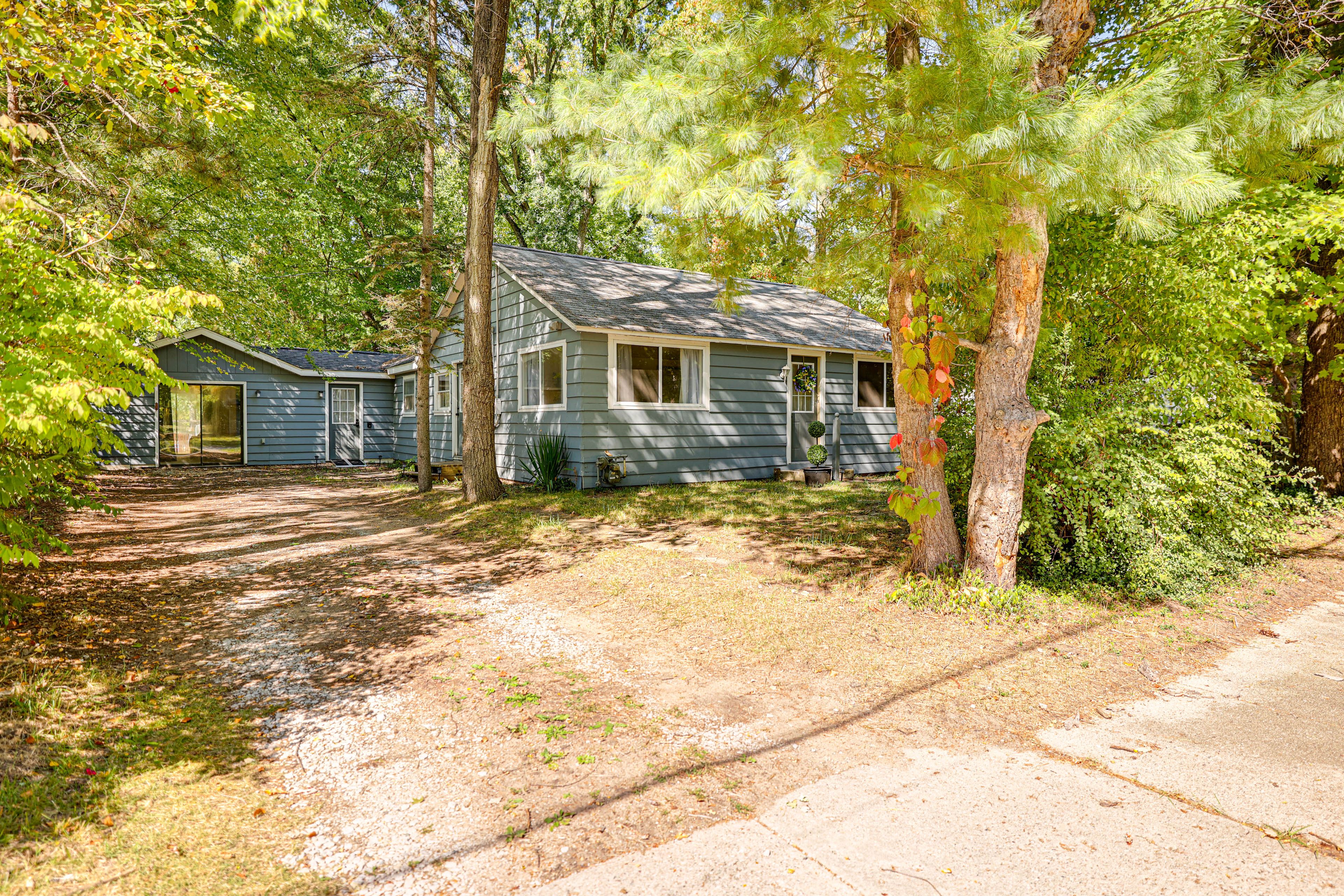 Parking | Gravel Driveway (2 Vehicles)