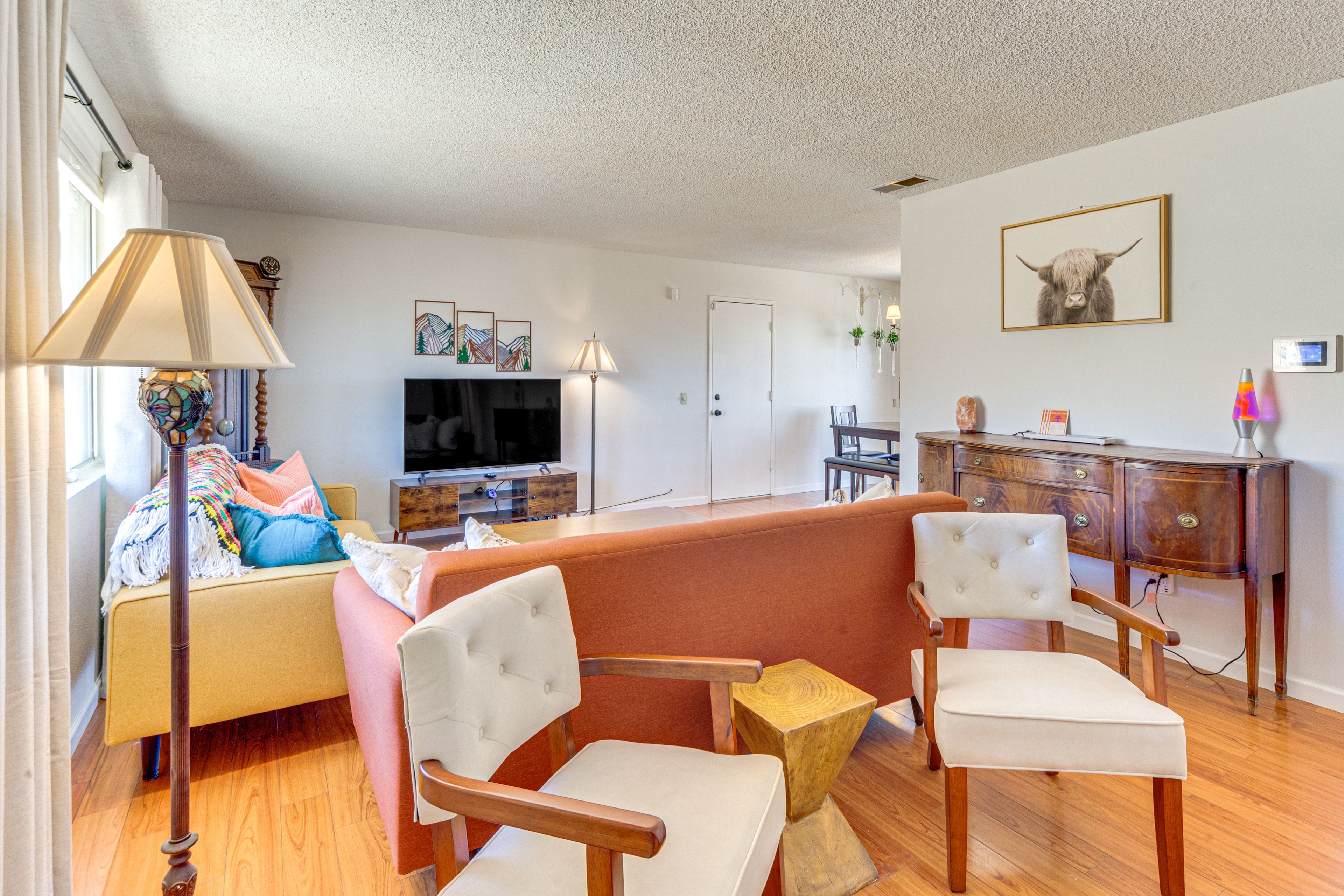 Living Room | Flat-Screen TV | Free WiFi | Central Heat & A/C