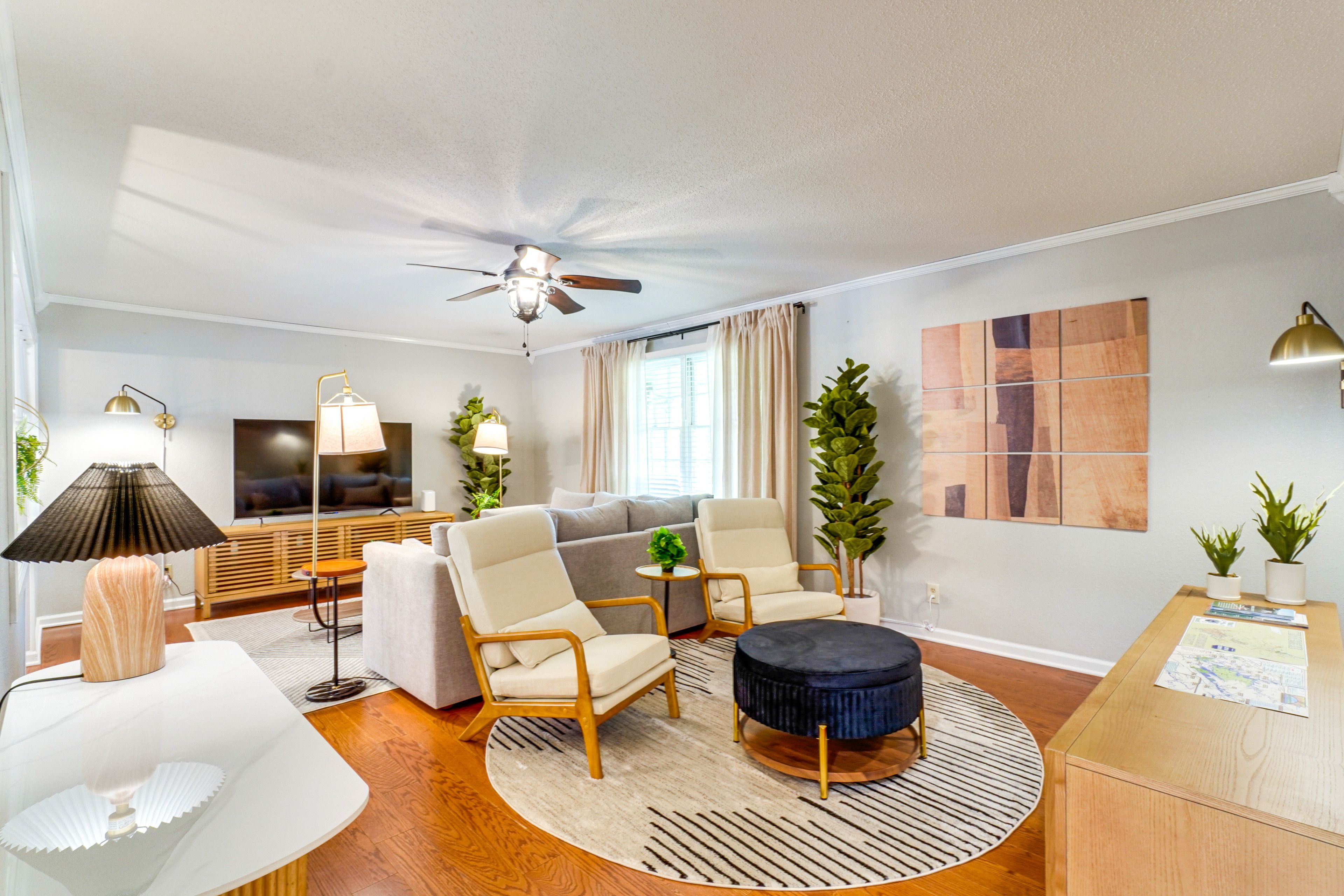 Living Room | Smart TV | Books/Board Games