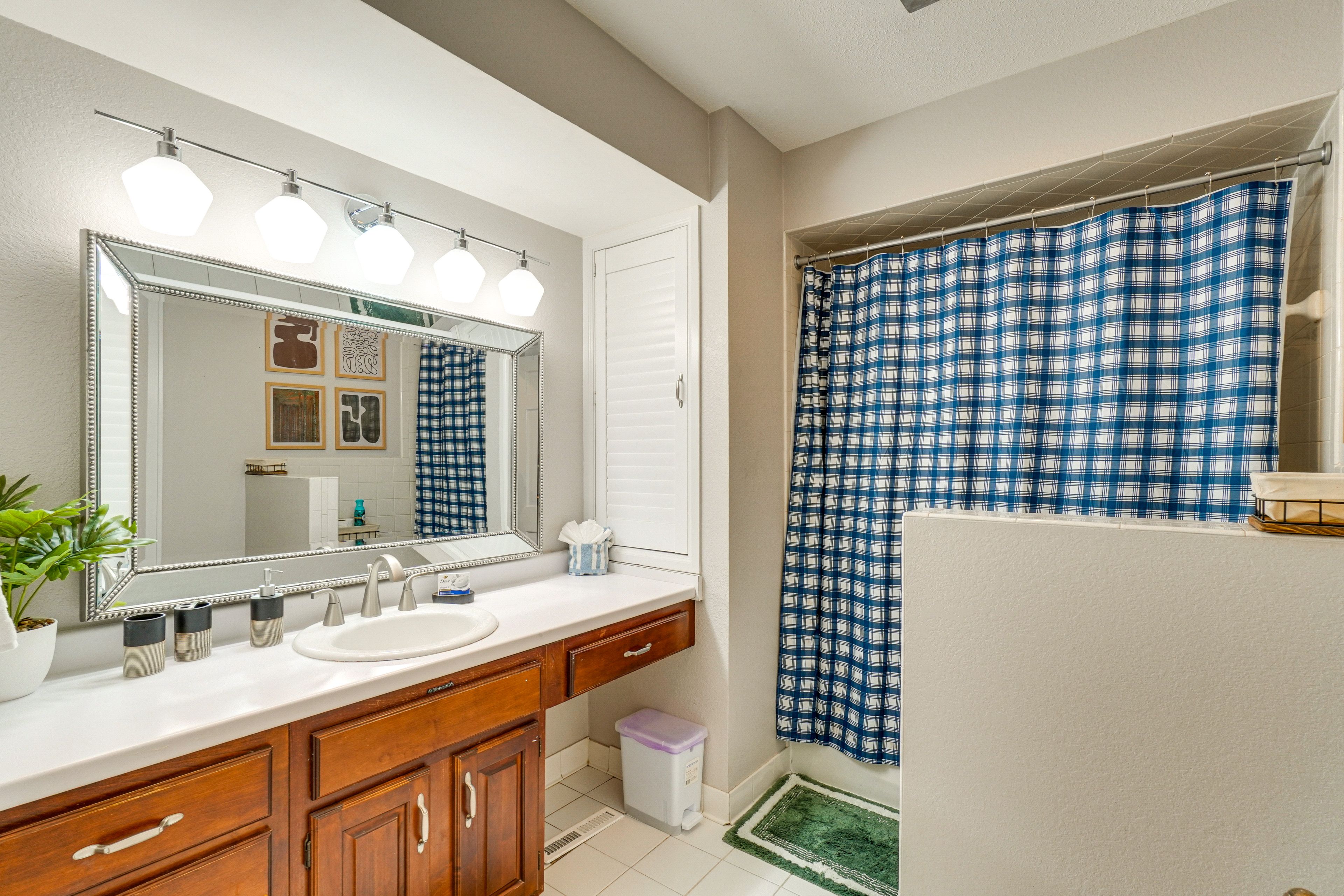 Full Bathroom | Towels Provided | Complimentary Toiletries