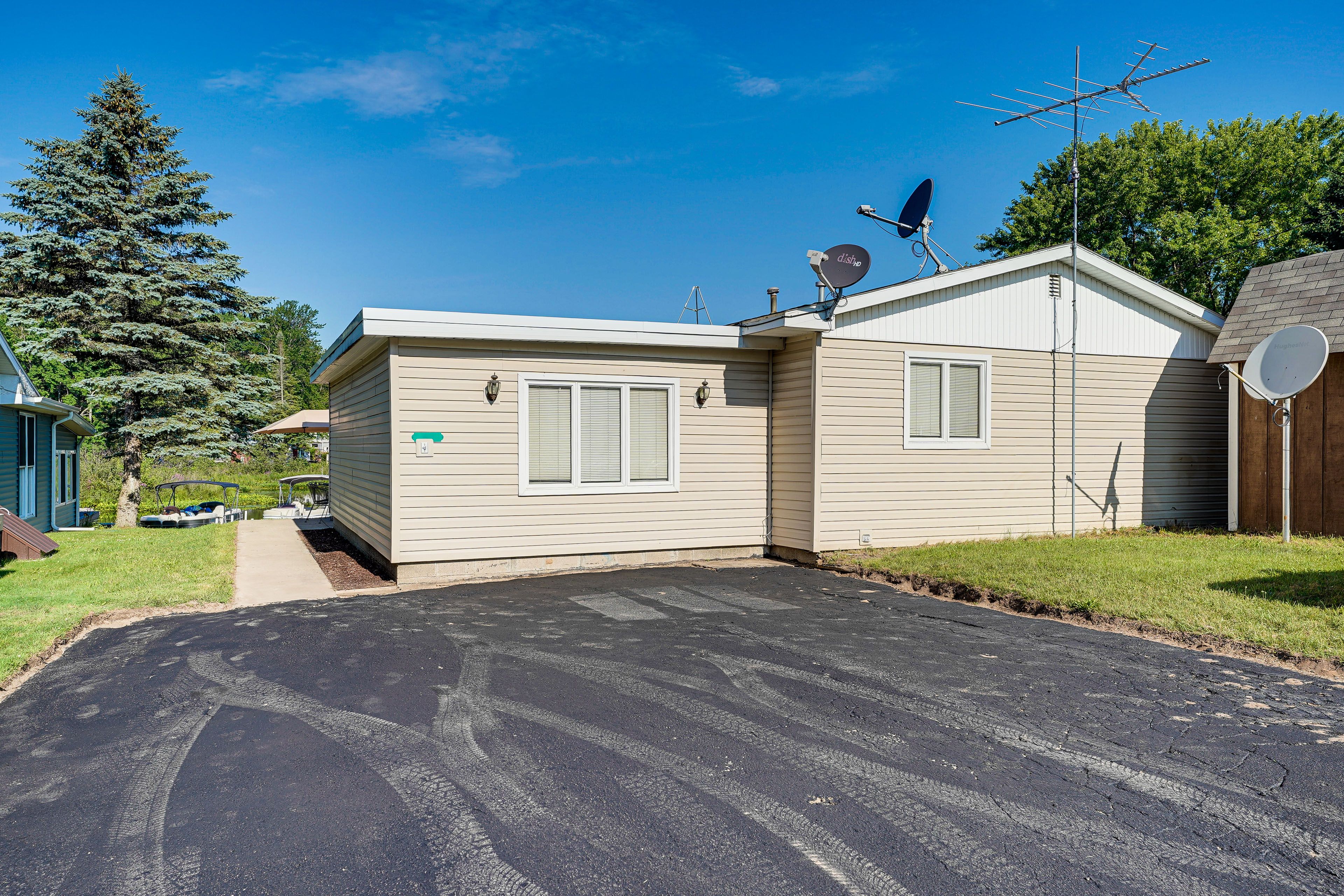 Parking | Driveway (2 Vehicles) | Public Lot (Addt'l Vehicles)