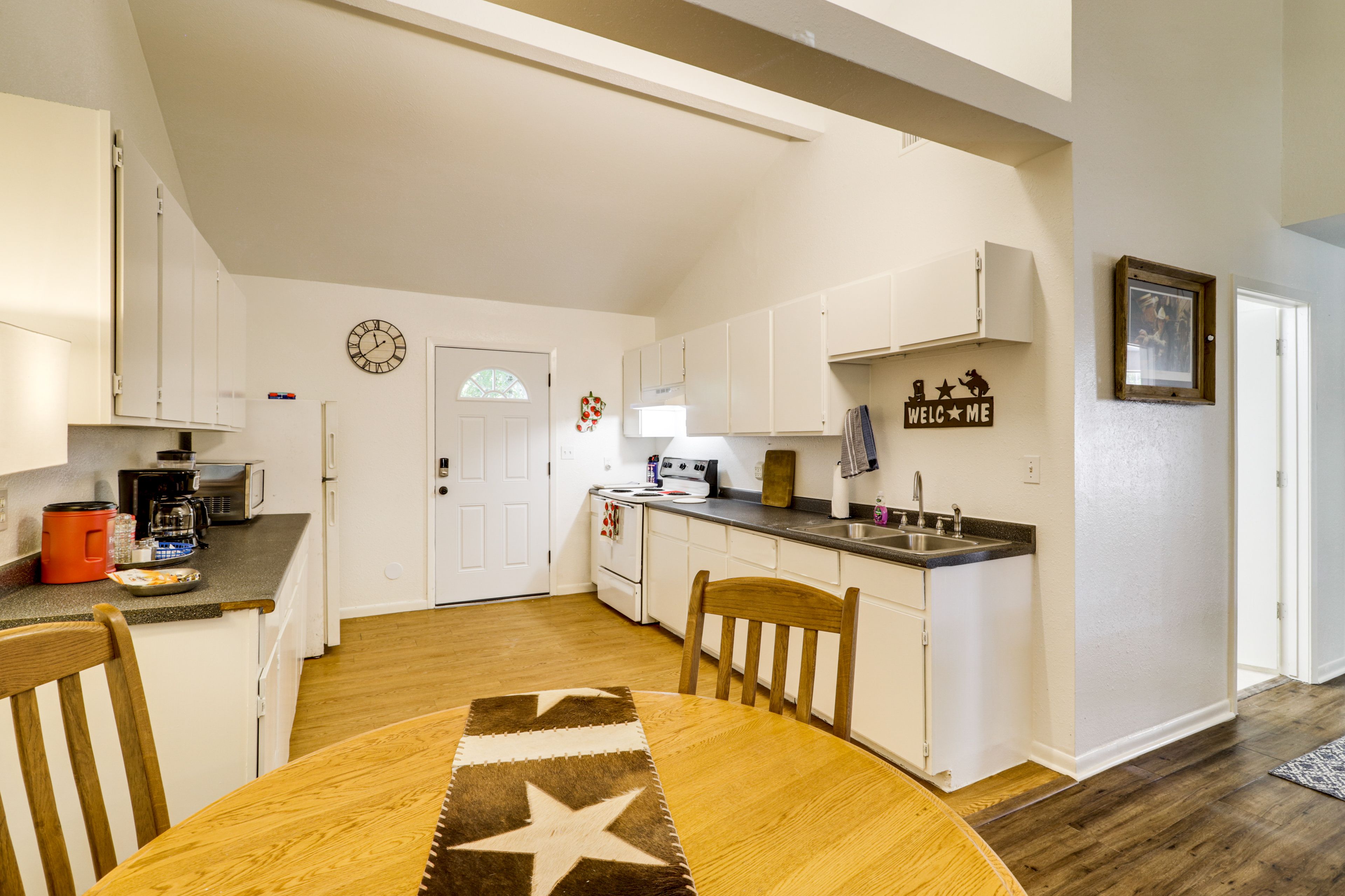 Dining Area | Dishware/Flatware Provided