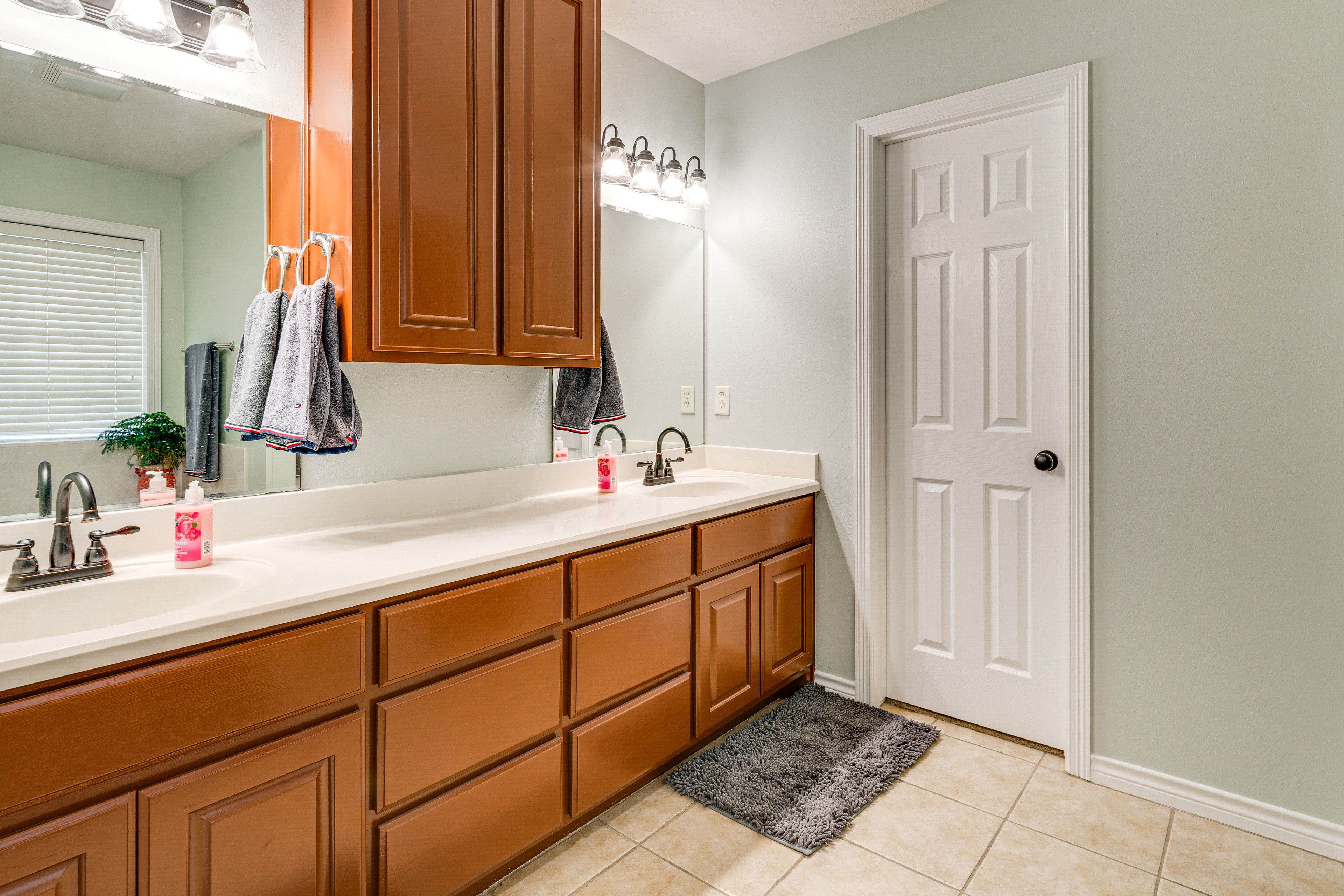 Full Bathroom | Towels Provided