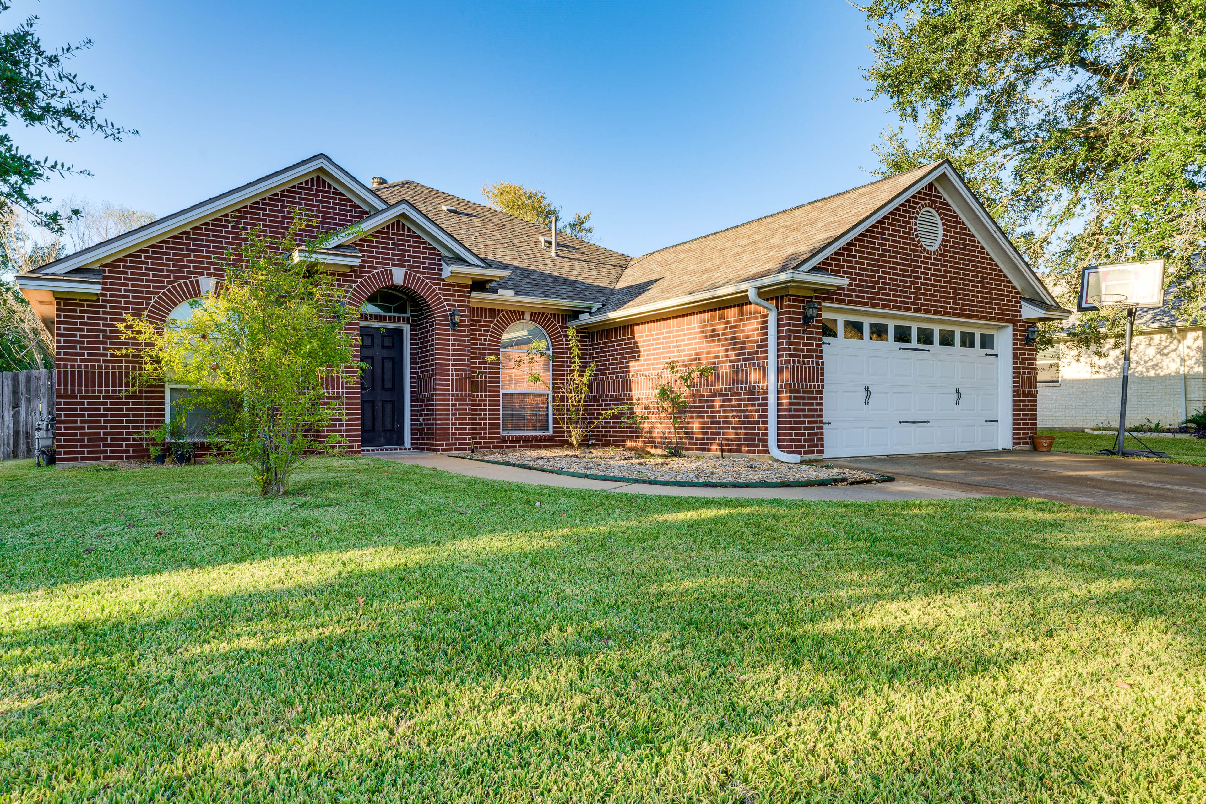 College Station Vacation Rental | 4BR | 2.5BA | 2,222 Sq Ft | 1 Step to Enter