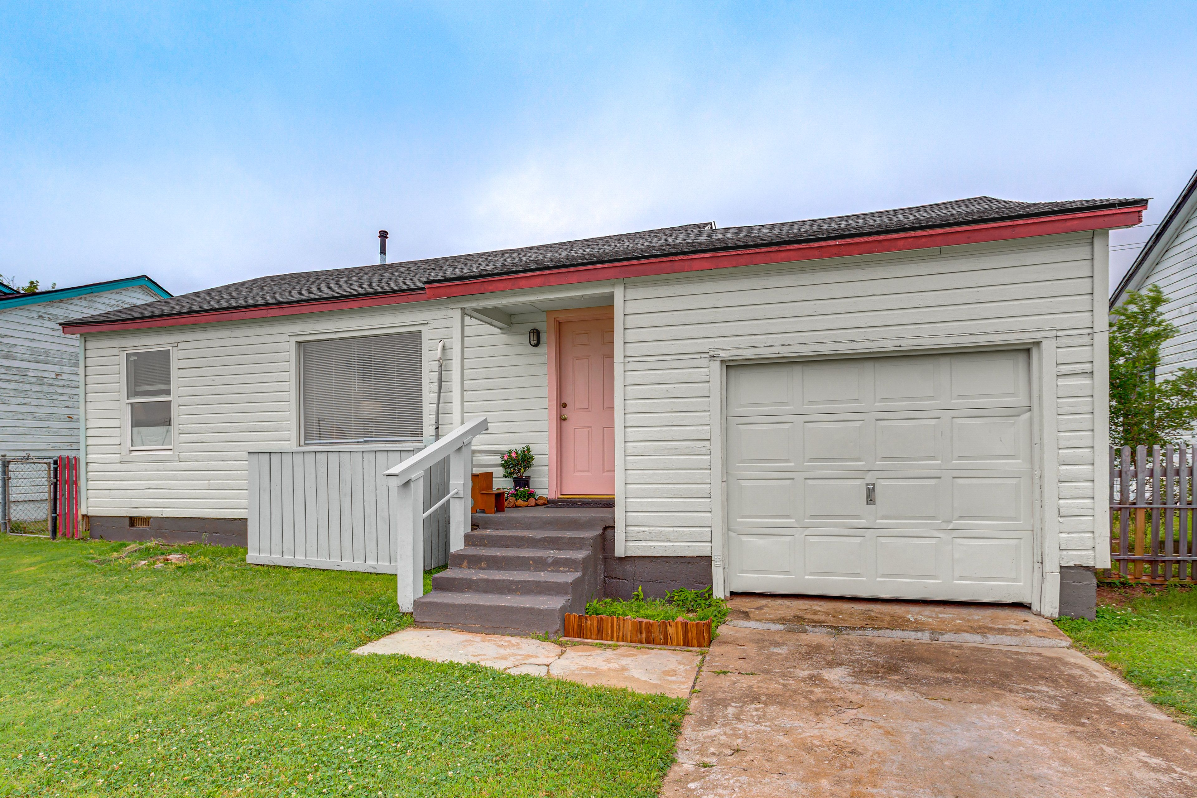 Lawton Vacation Rental | 2BR | 1BA | 726 Sq Ft | Stairs Required