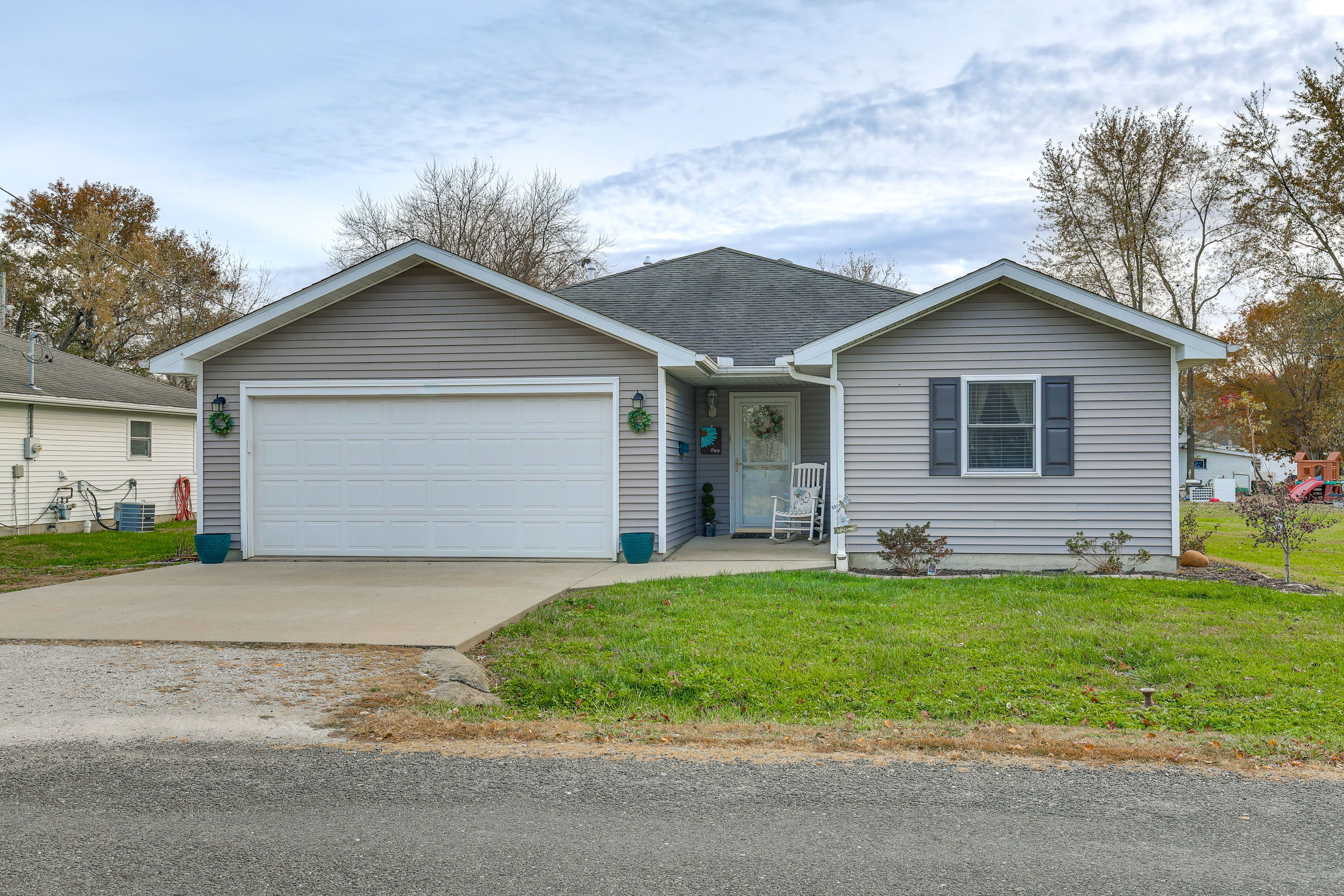 Exterior | Driveway (3 Vehicles)