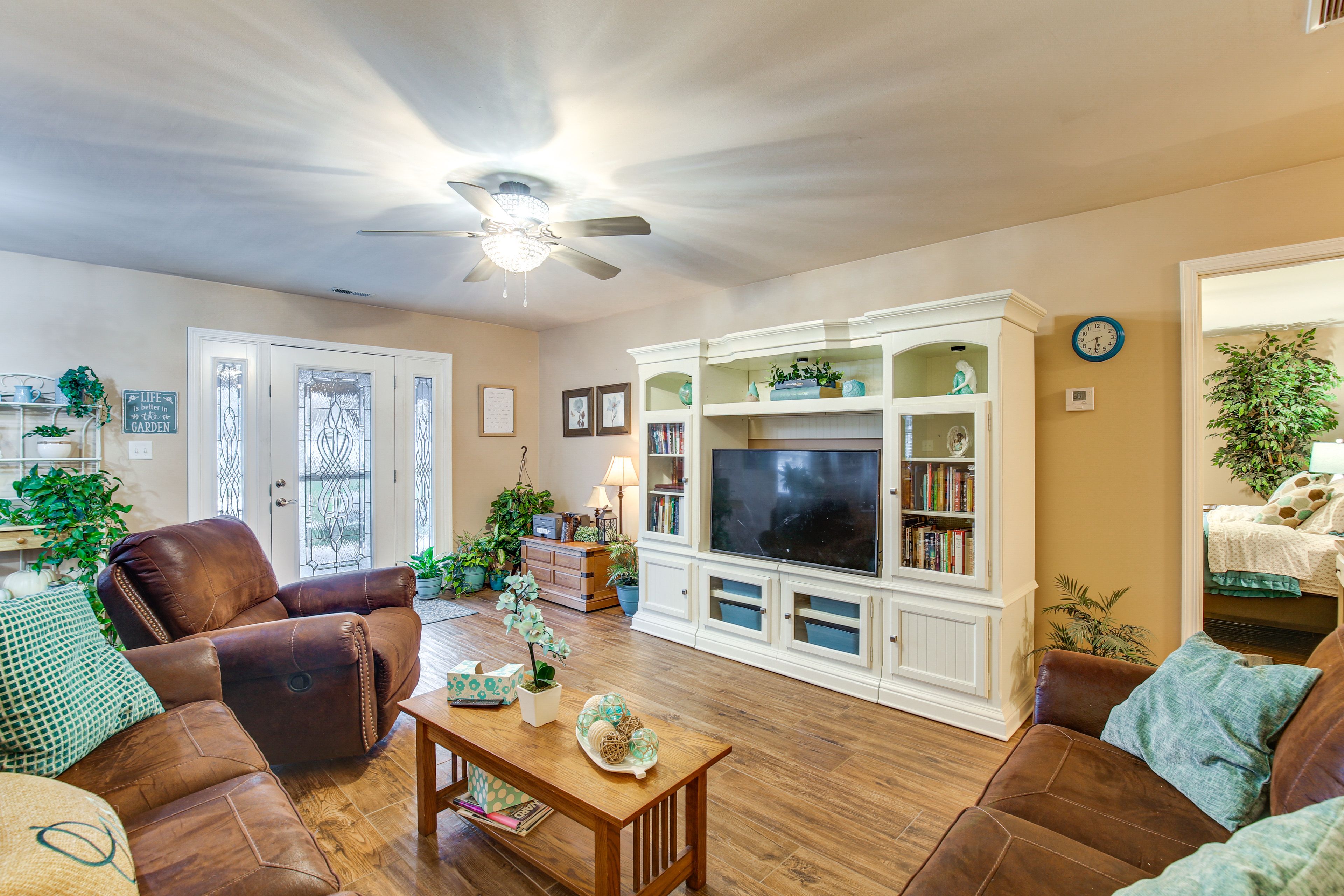 Living Room | Free WiFi | Central Heating & A/C | Smart TV