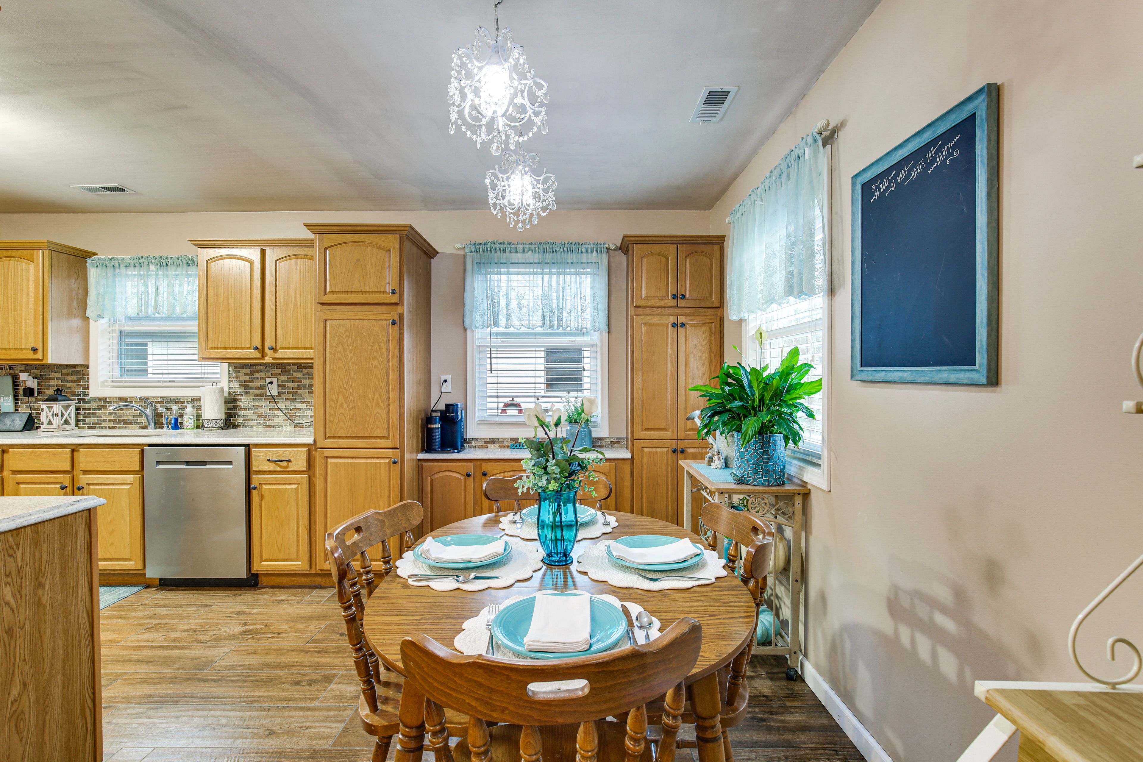 Dining Area | Dishware/Flatware Provided