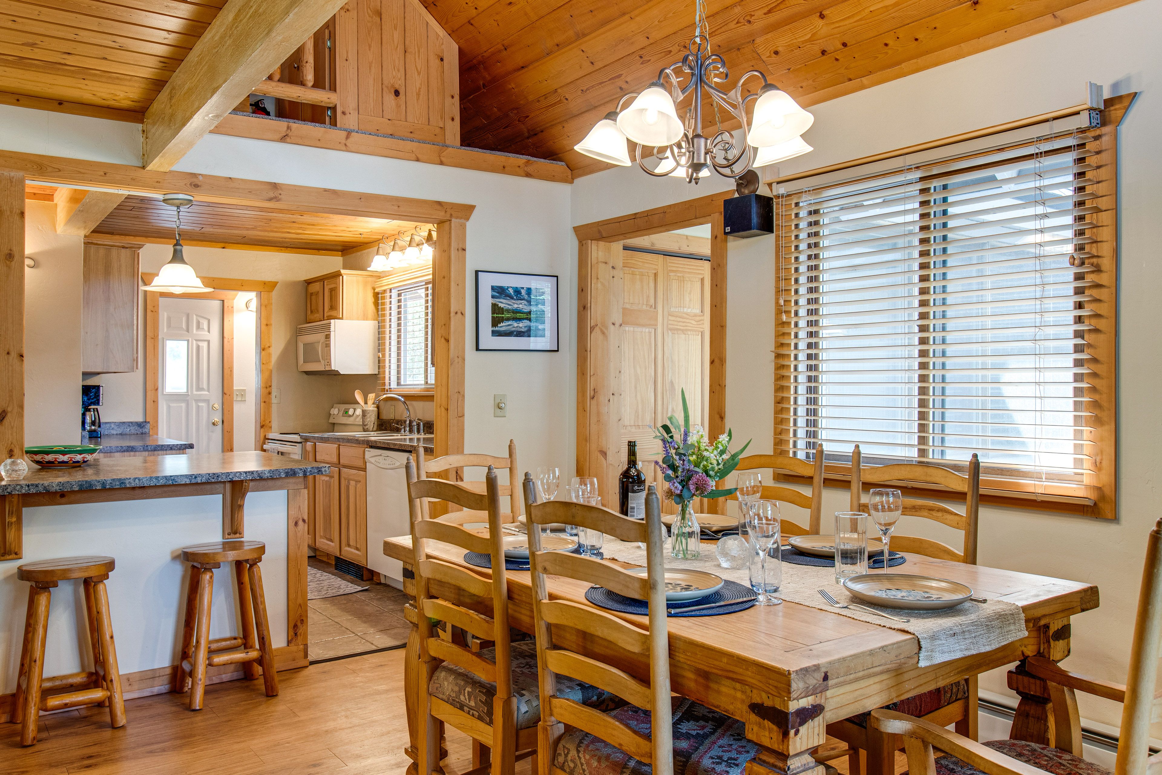 Dining Area | Dishware/Flatware Provided | 1st Floor