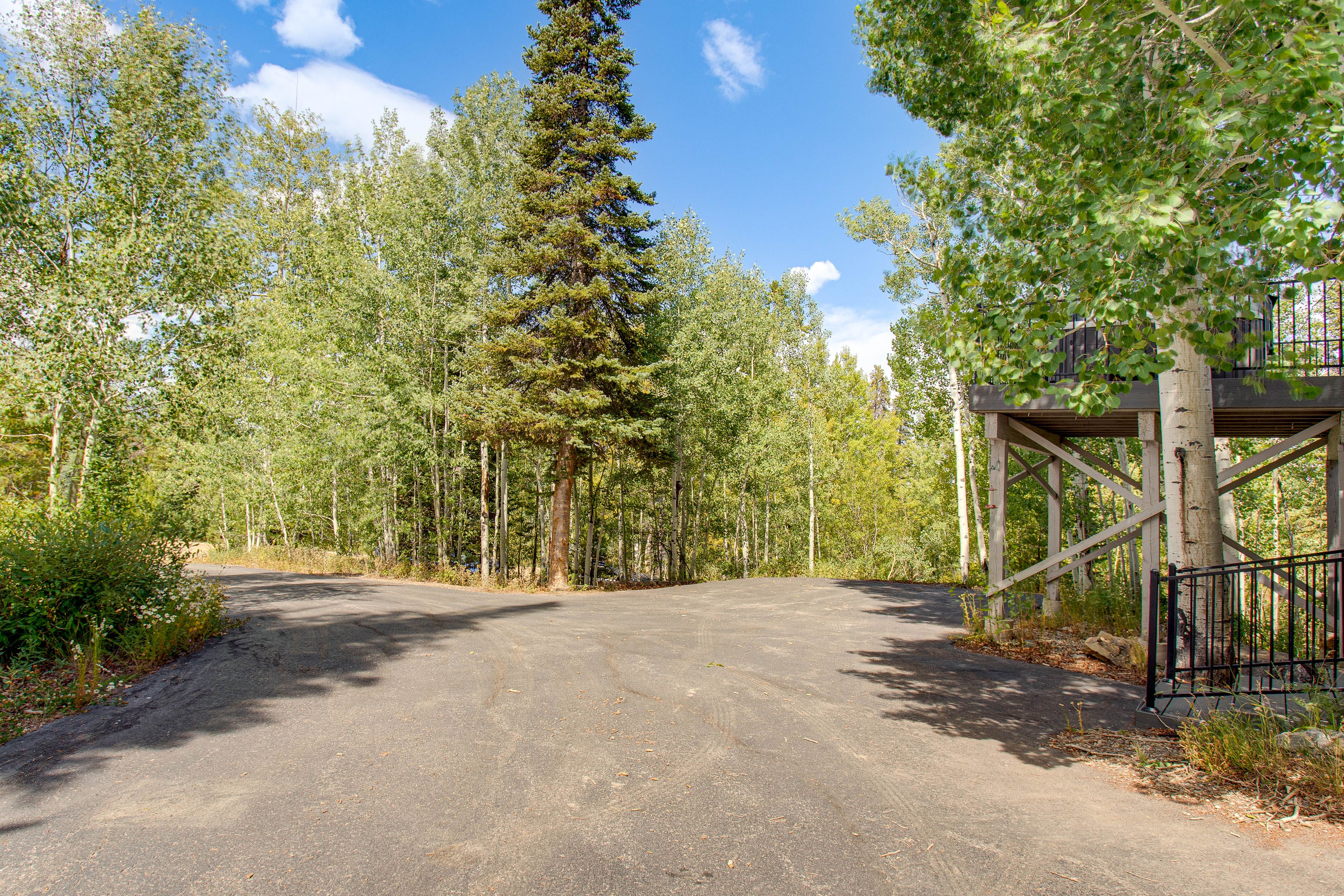 Exterior | Driveway (3-4 Vehicles)