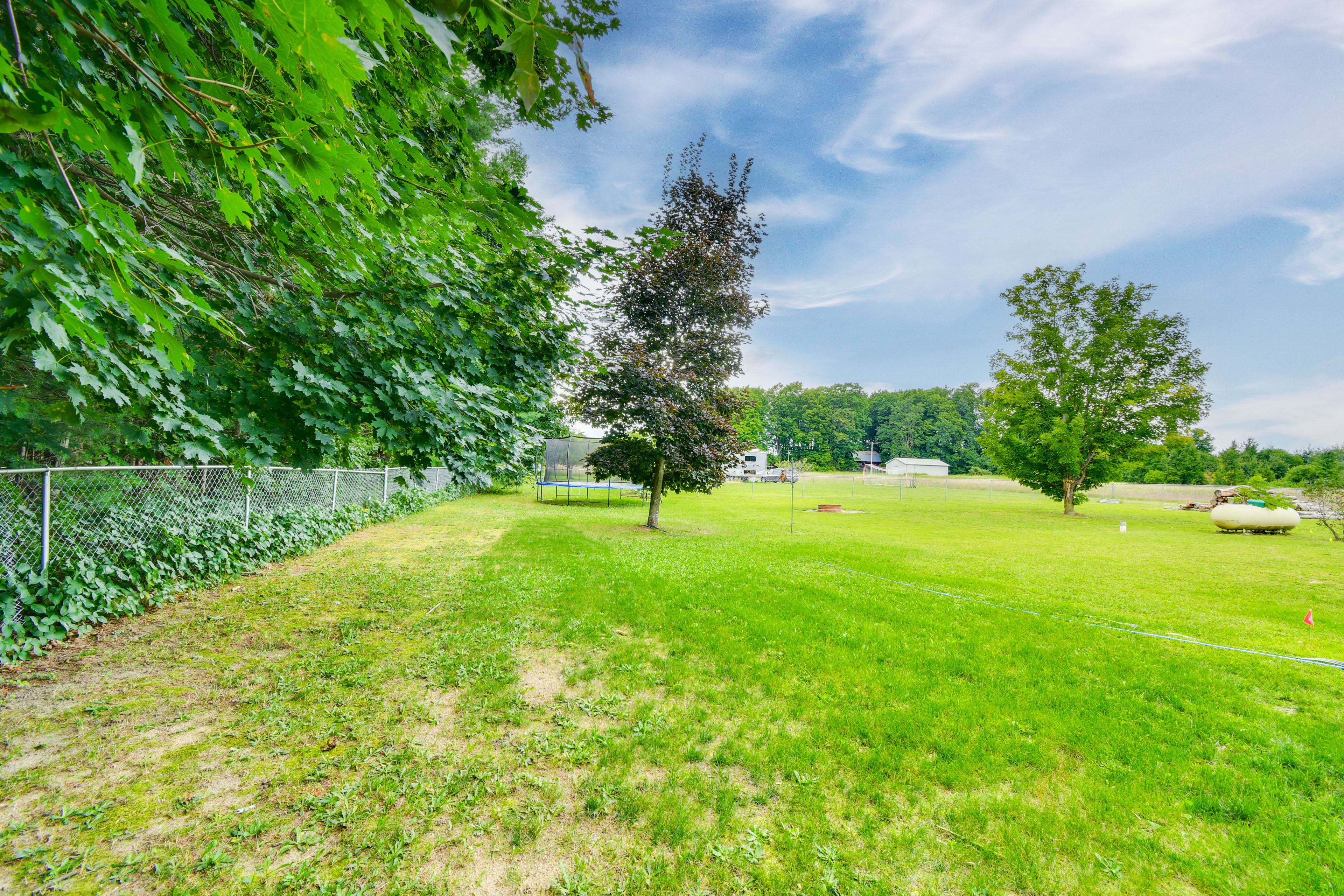 Large Yard (Fully Fenced) | Wood-Burning Fire Pit | Trampoline