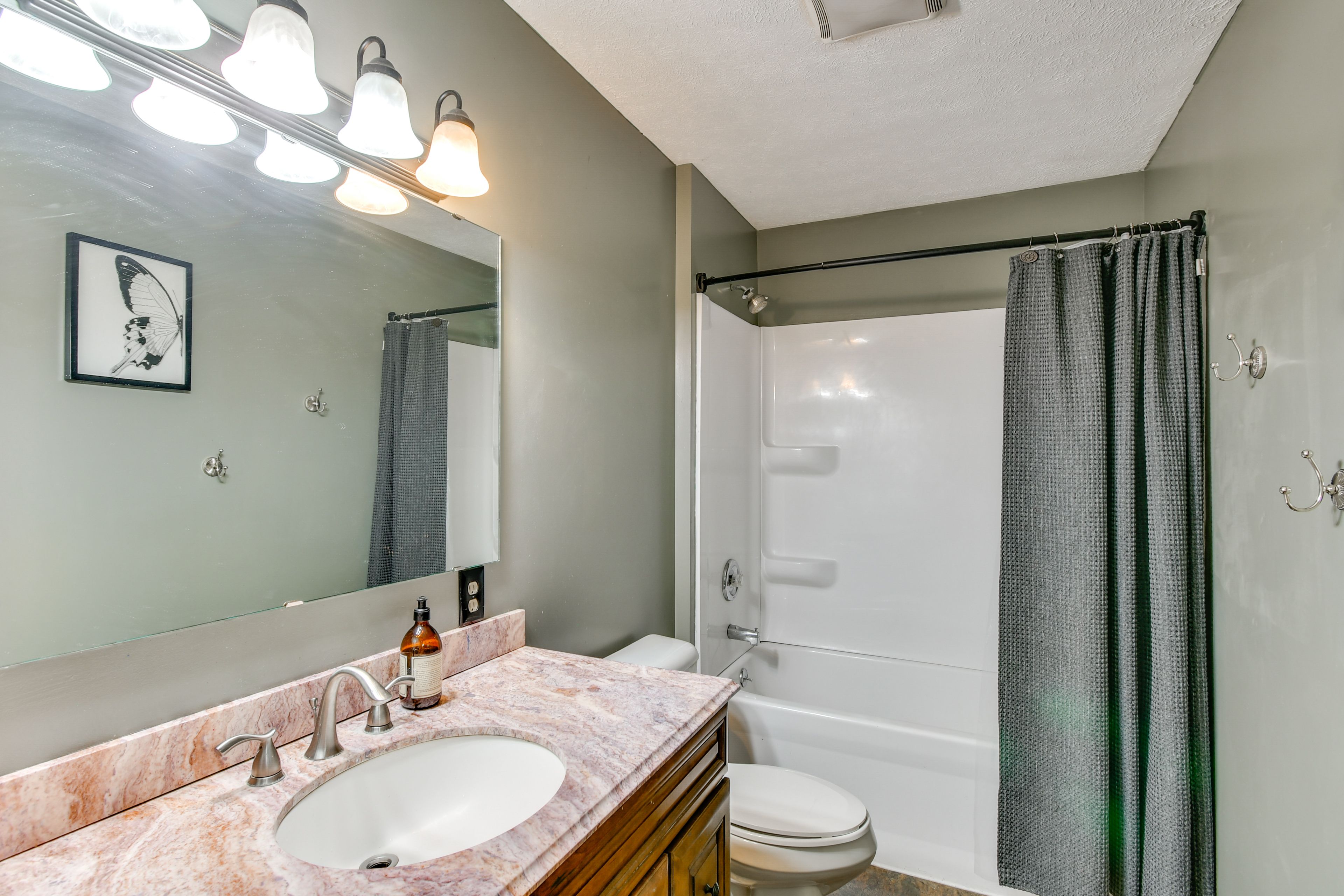 Full Bathroom | Complimentary Toiletries