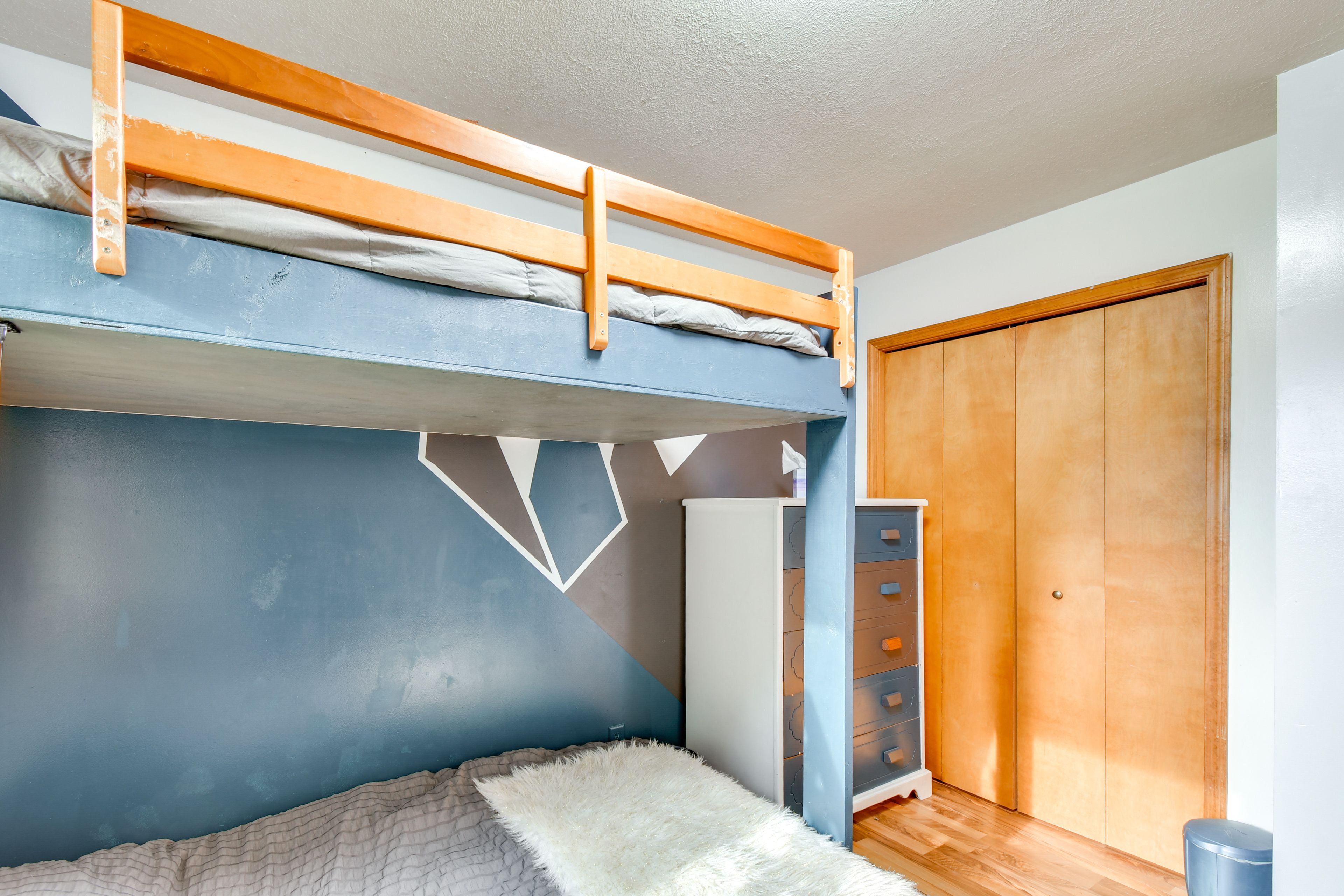 Bedroom 3 | Twin/Full Bunk Bed