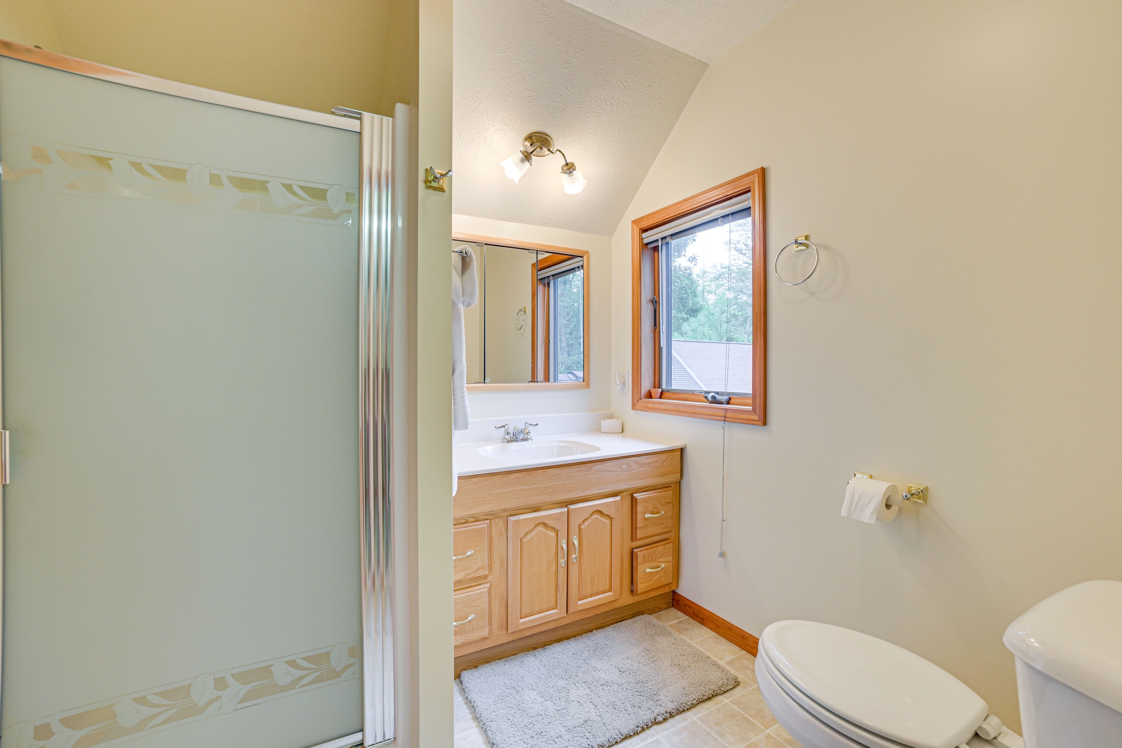 Full Bathroom | 2nd Floor