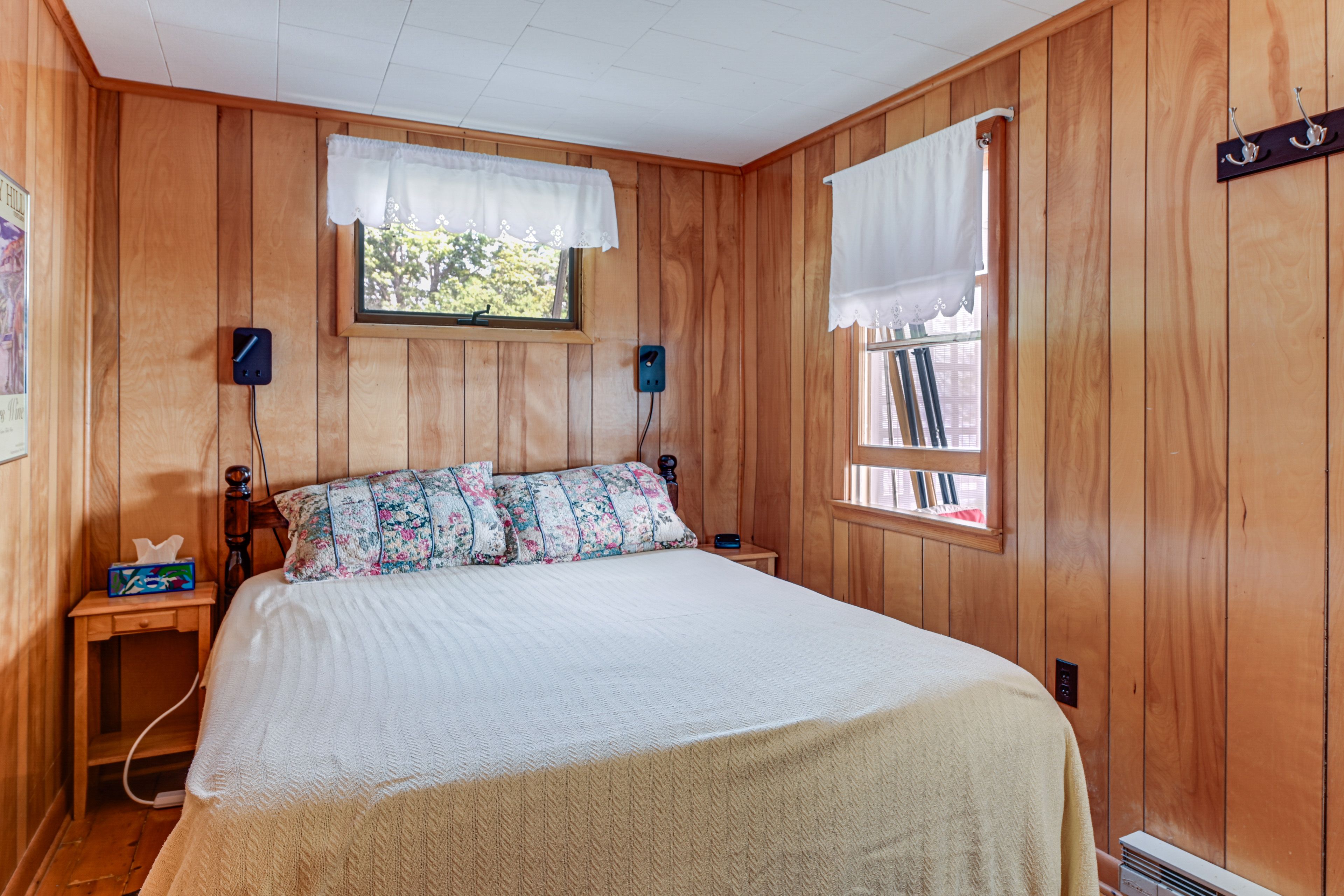 Bedroom 1 | Queen Bed