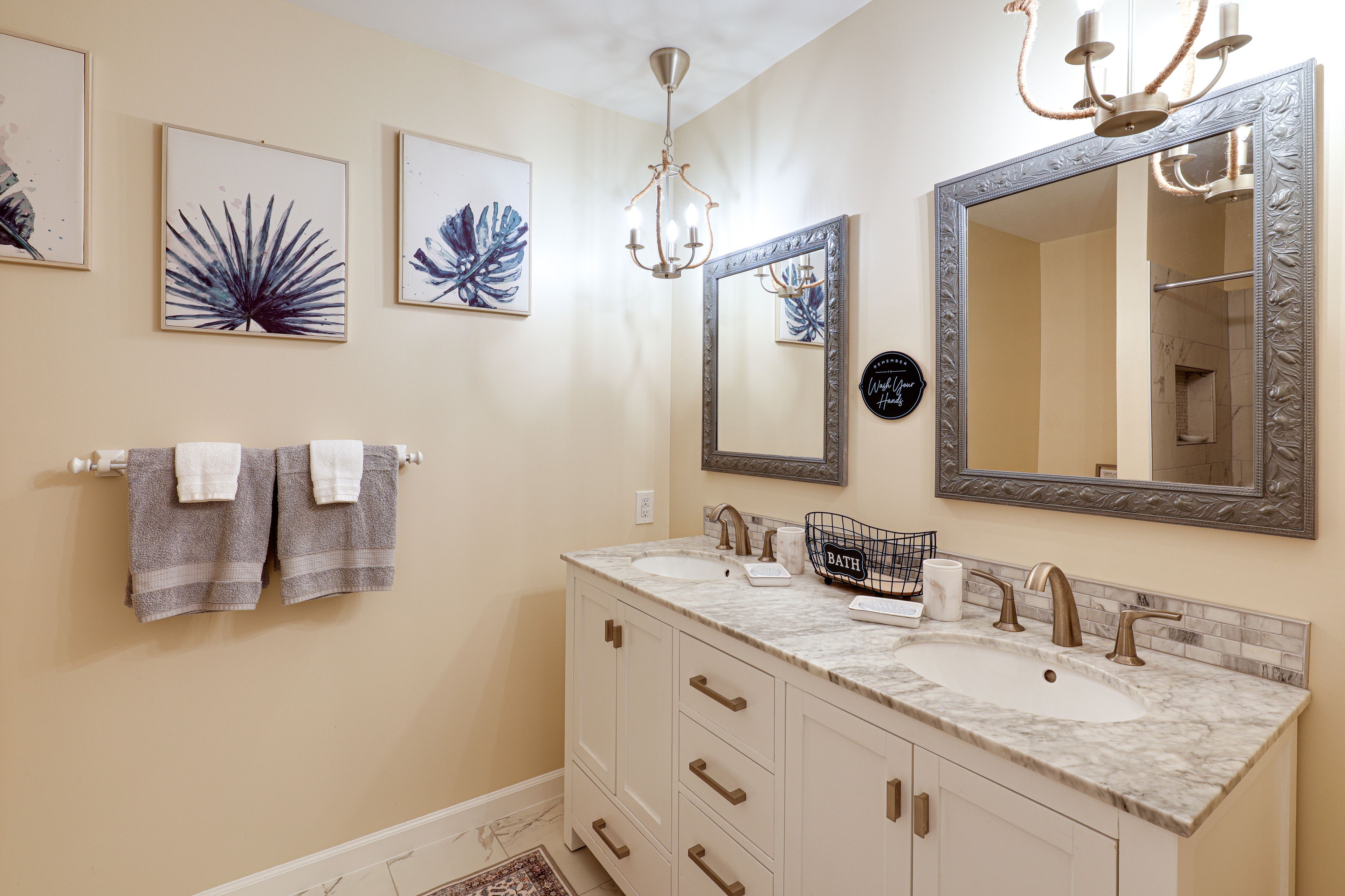 Full Bathroom | Towels Provided