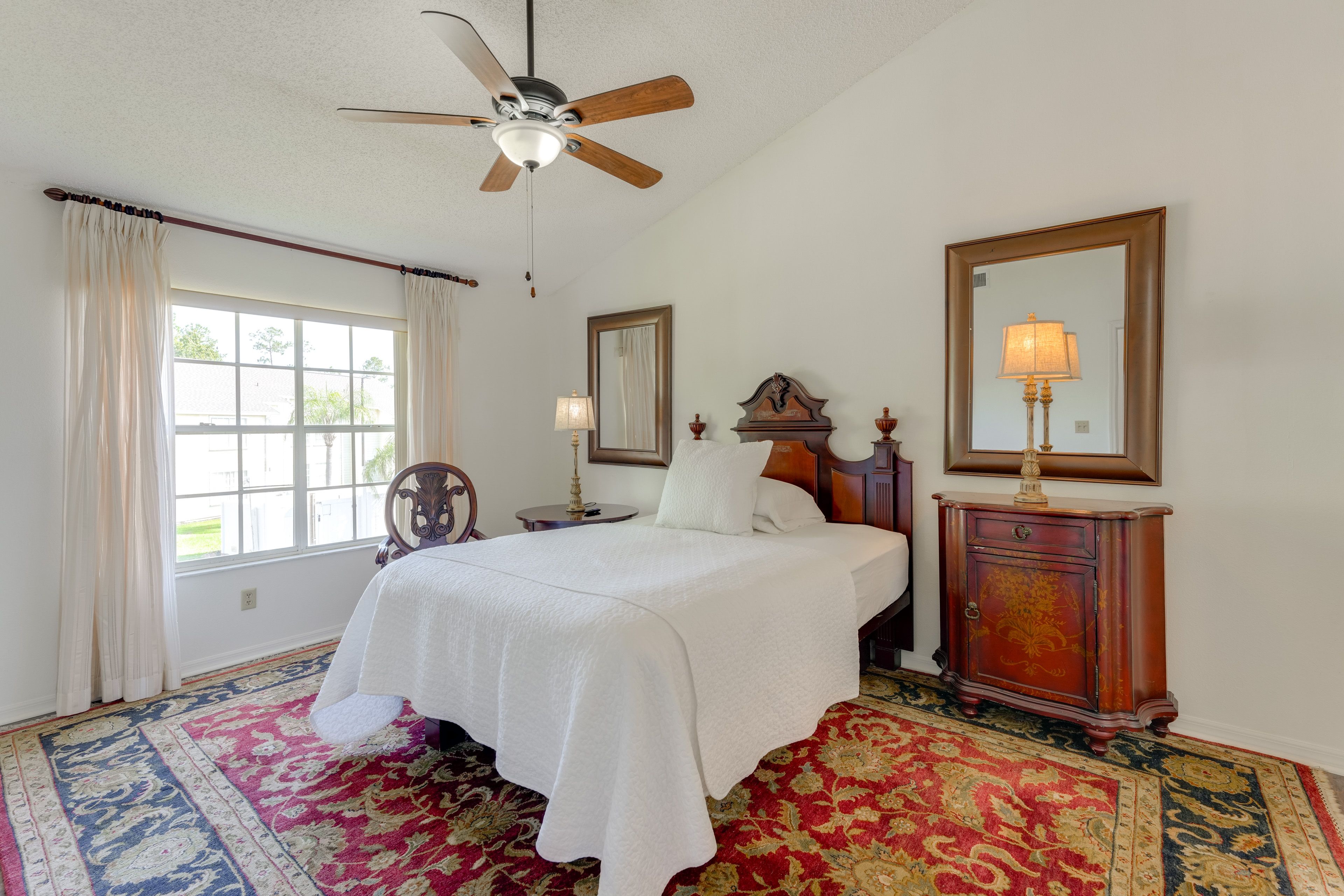 Bedroom 1 | Queen Bed | TV