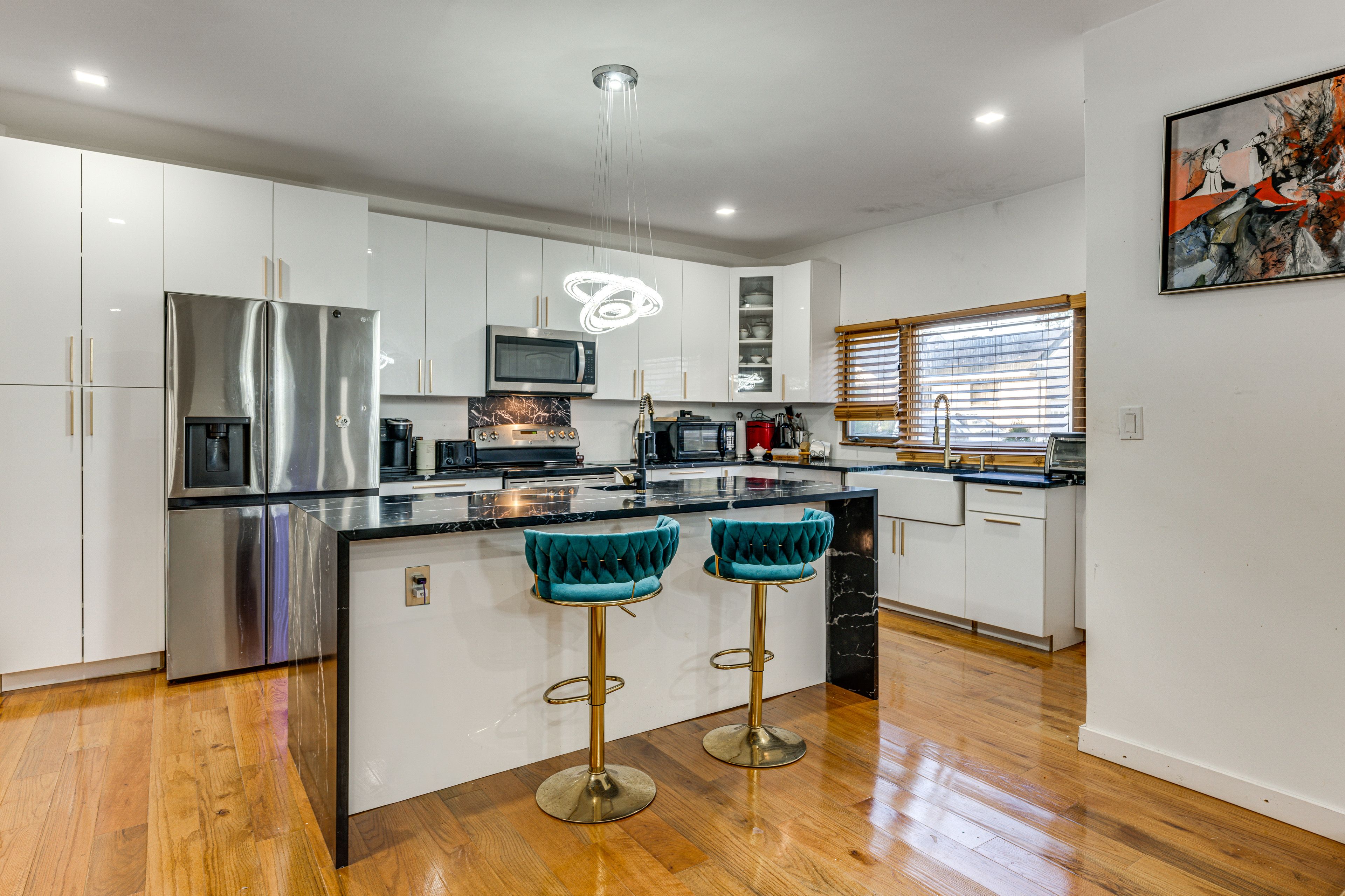 Kitchen | Keurig Coffee Maker (Starter Pods & Water Provided)