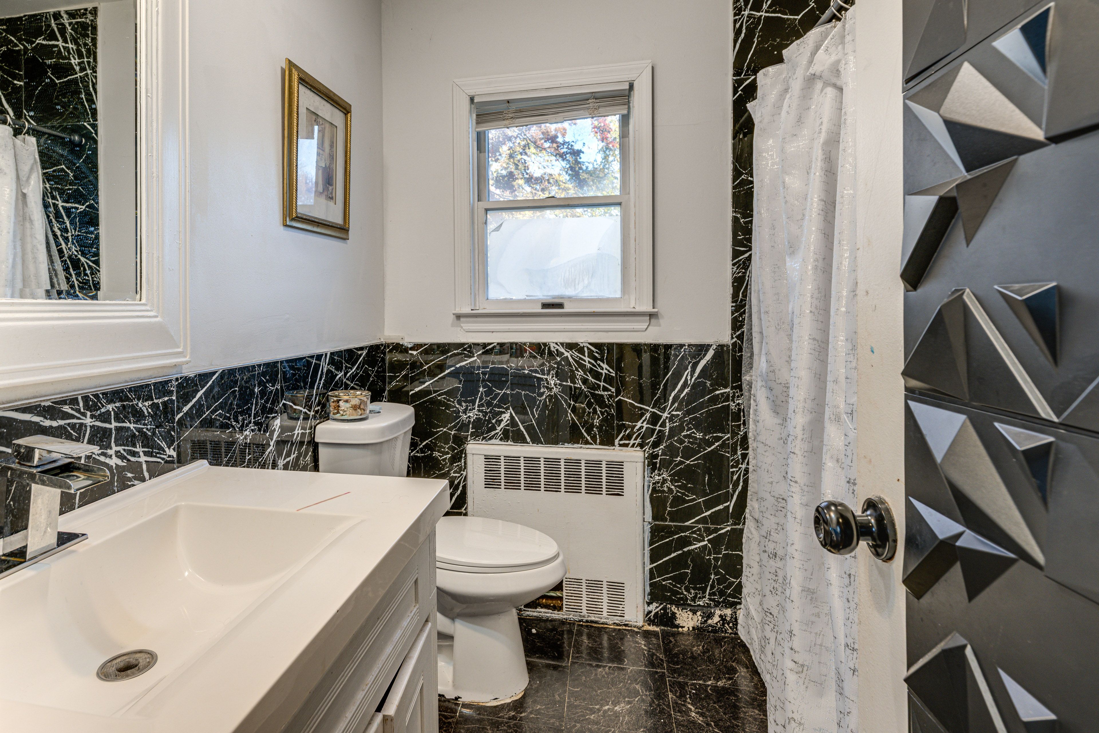 Full Bathroom | Towels Provided