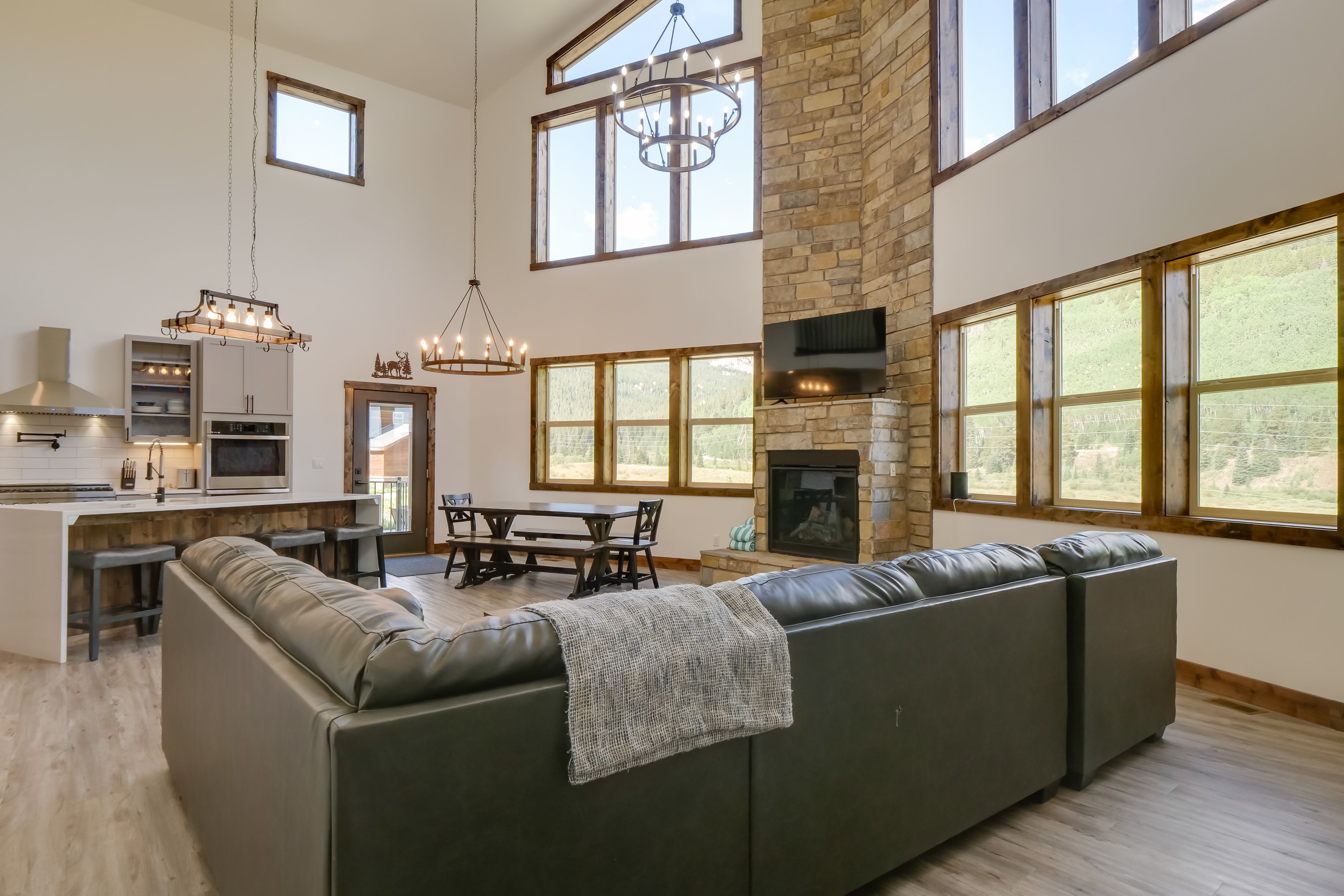 Blue River Vacation Rental | 4BR | 3BA | 3,400 Sq Ft | 3 Steps to Enter